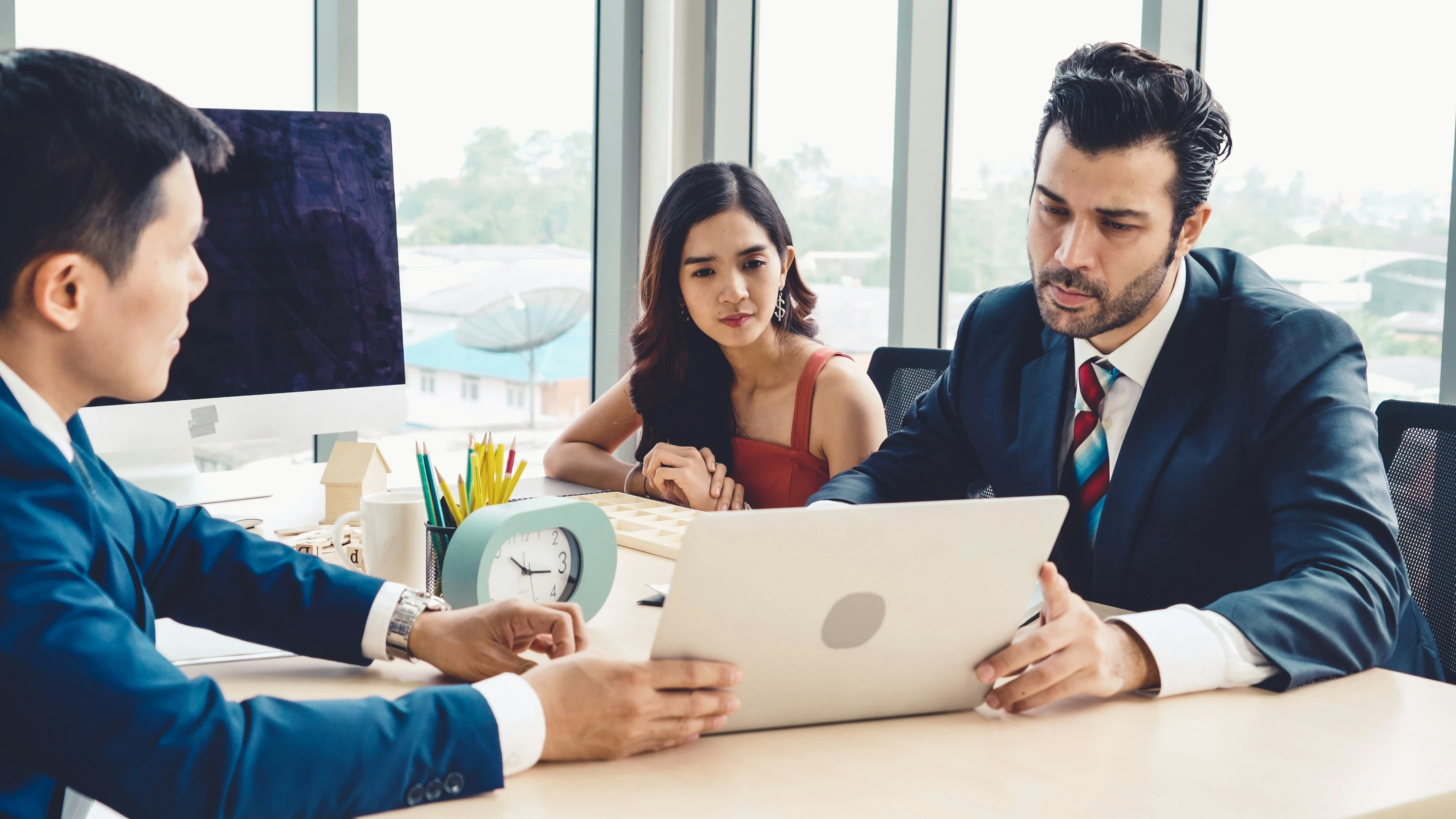 Führungskräfte reden über zukünftige Entwicklung einer Mitarbeiterin