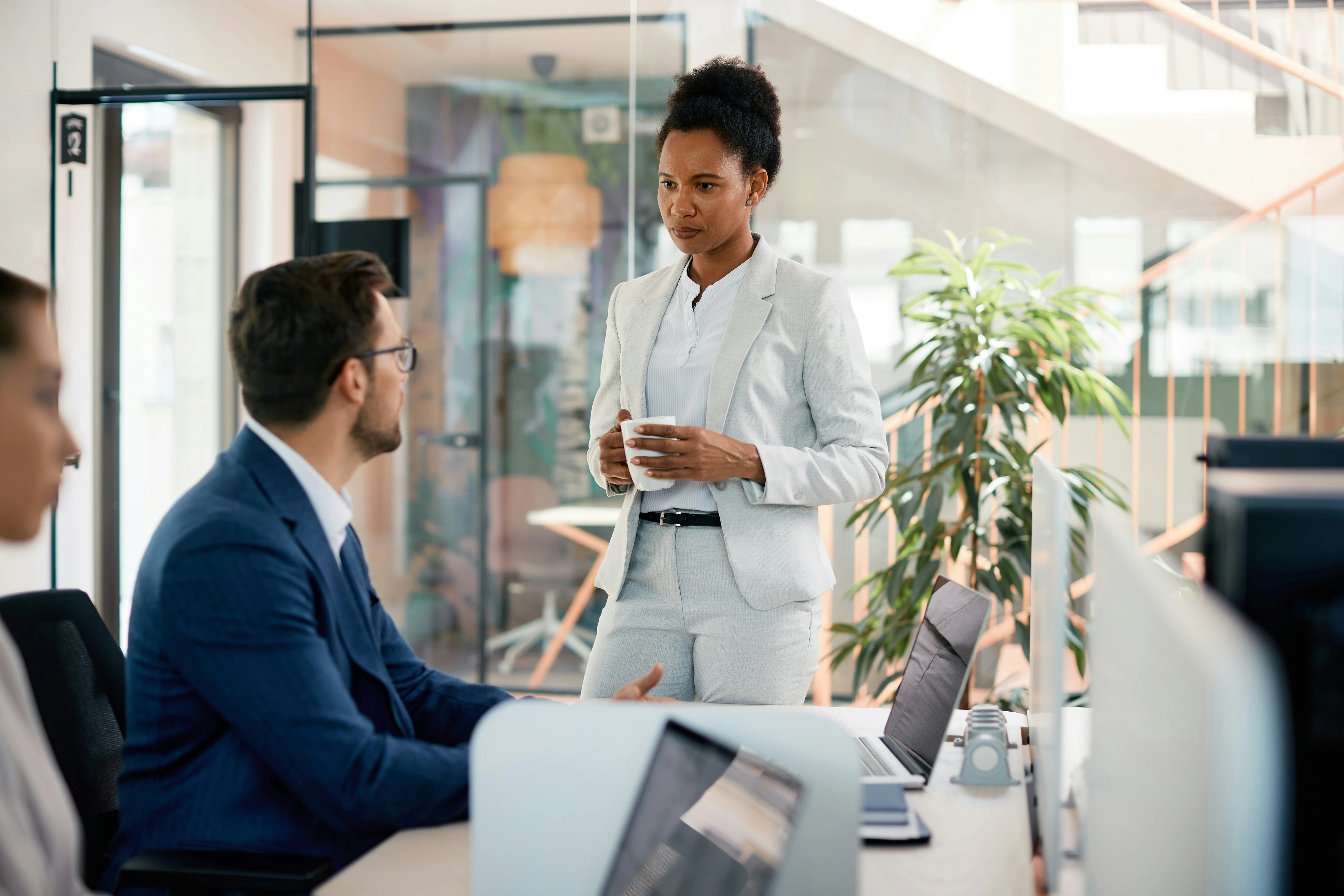 Führungskraft kommuniziert mit Mitarbeitern