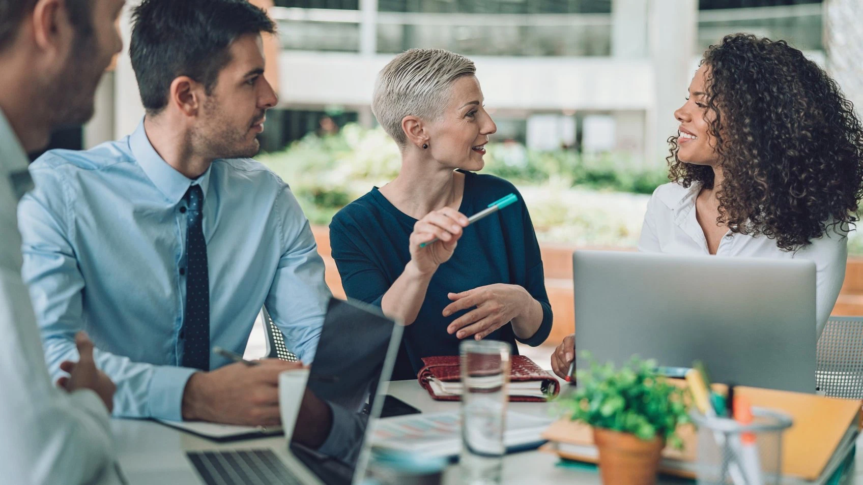 Mitarbeiter unterhalten sich offen und transparent im Team