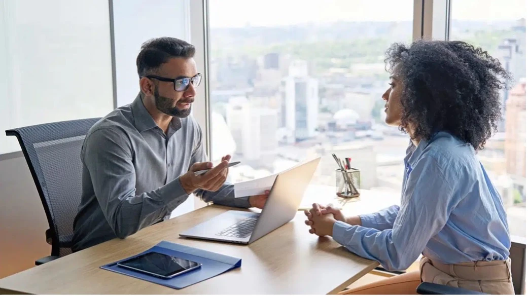 Führungskraft führt Offboarding Gespräch mit Mitarbeiterin