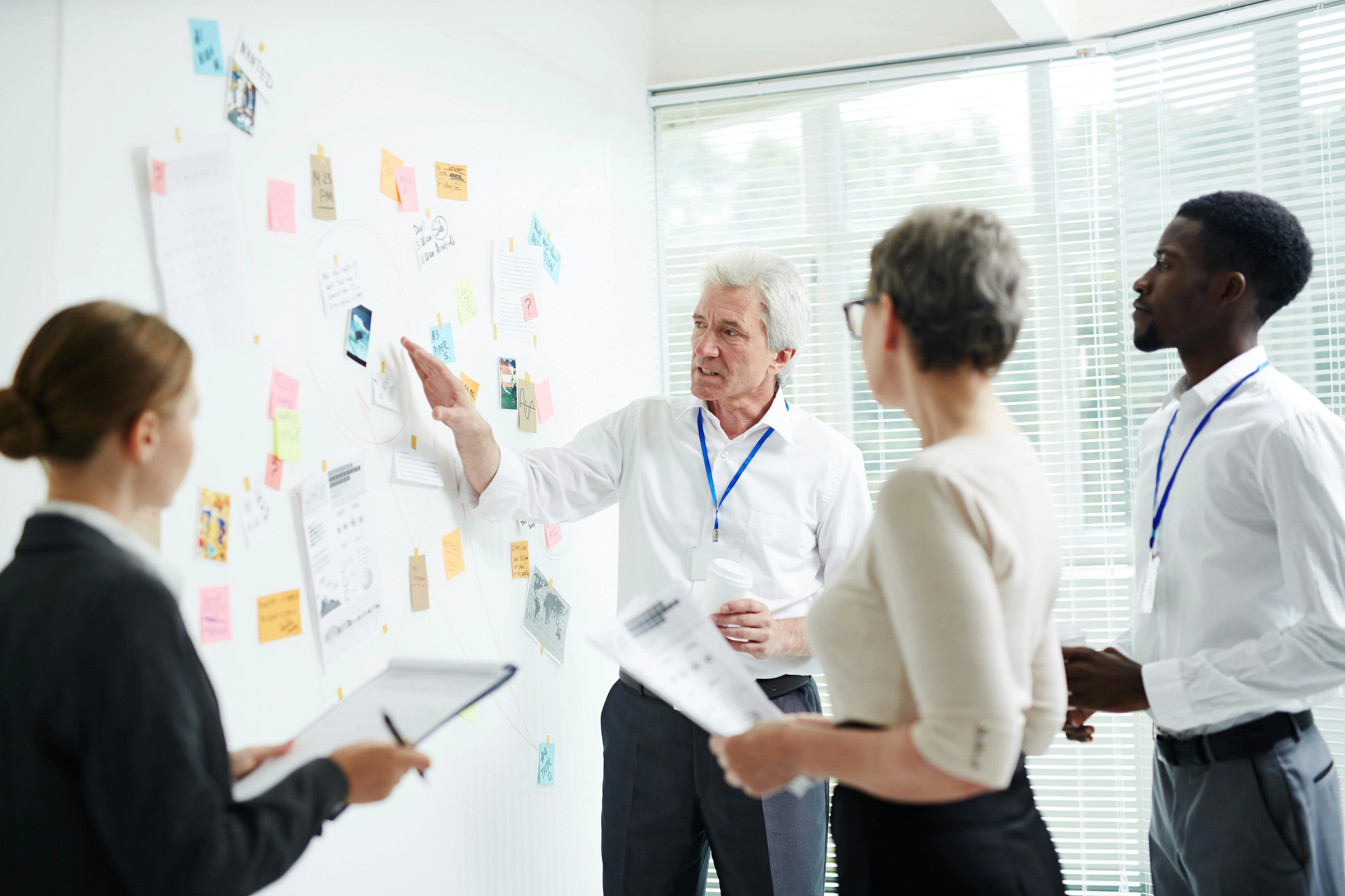 Change Management Prozess in einem Unternehmen wird von Team analysiert