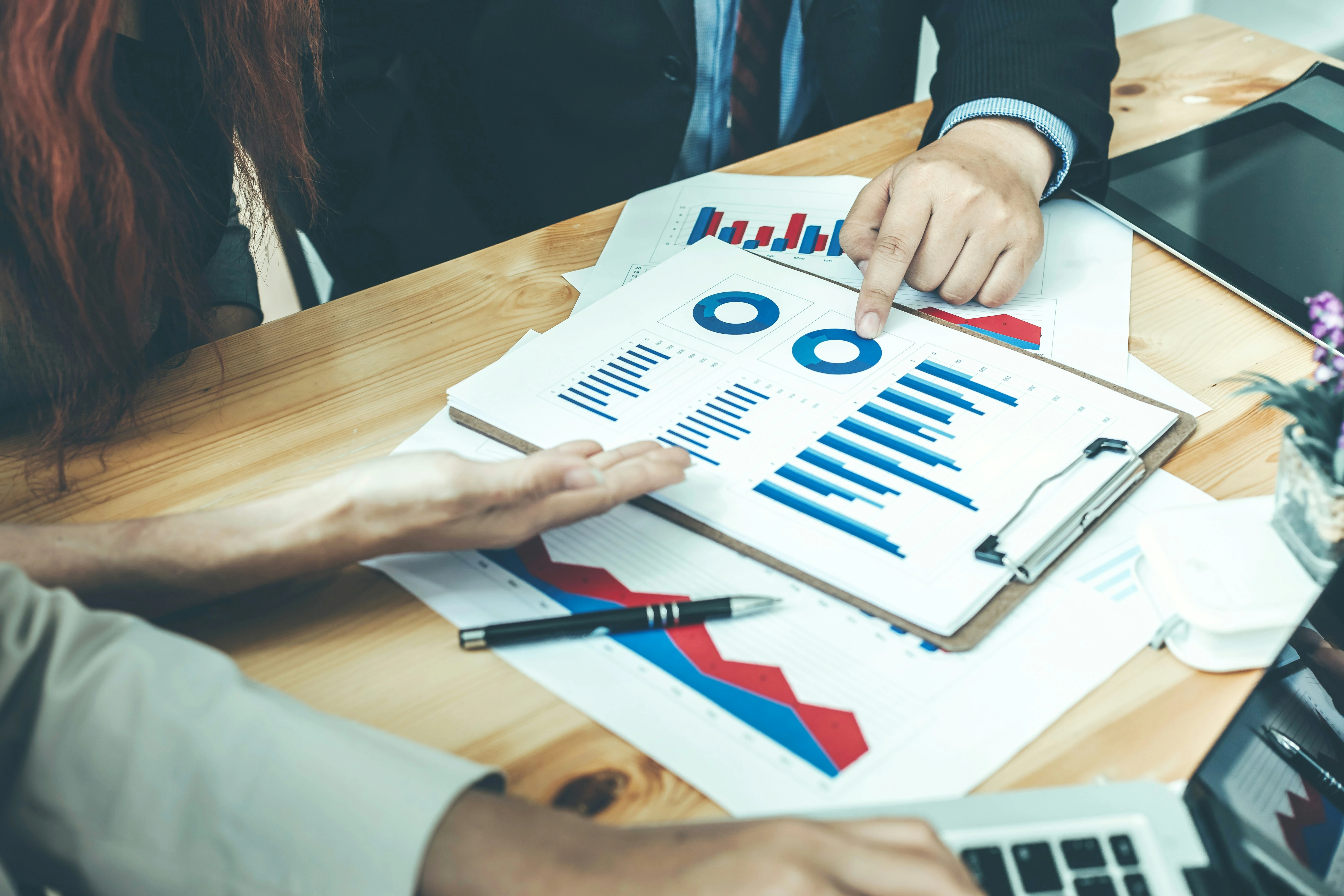 Tisch mit Grafiken zur Evaluierung des Change Erfolgs