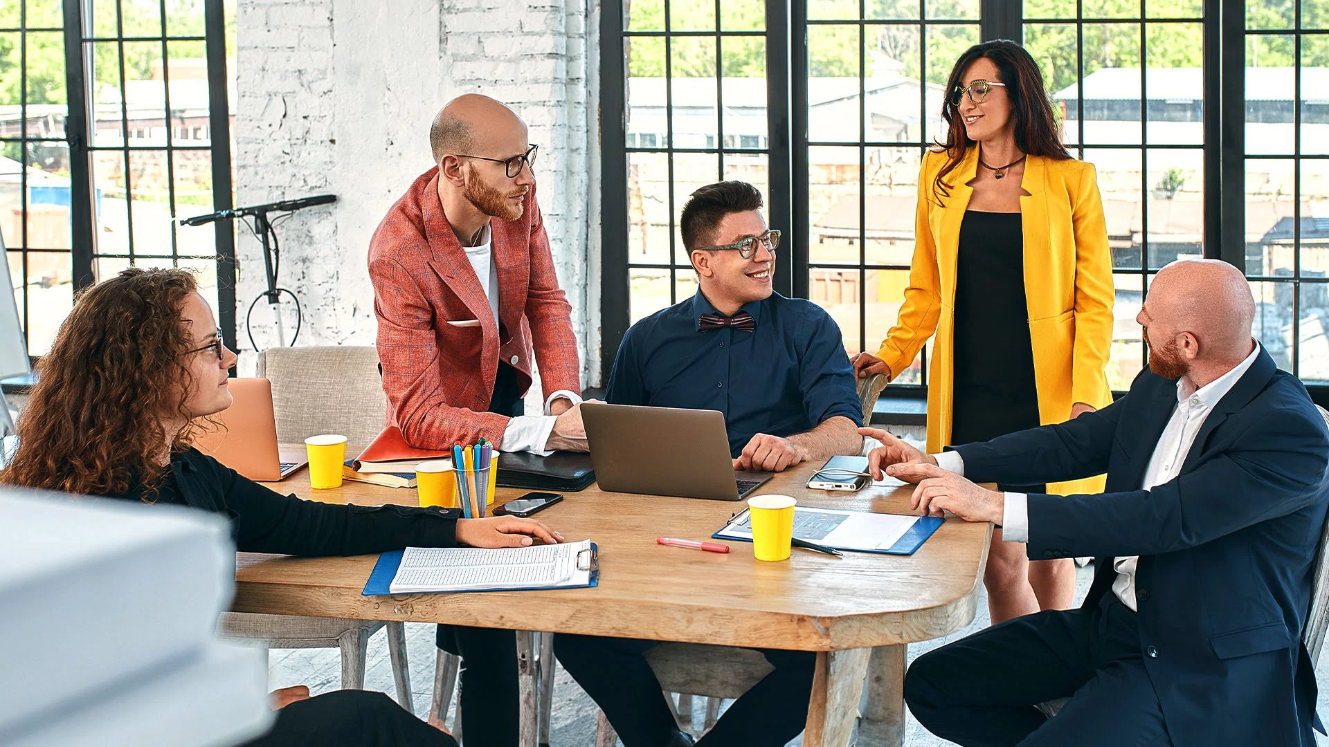 Team arbeitet an Umsetzung von Change Management