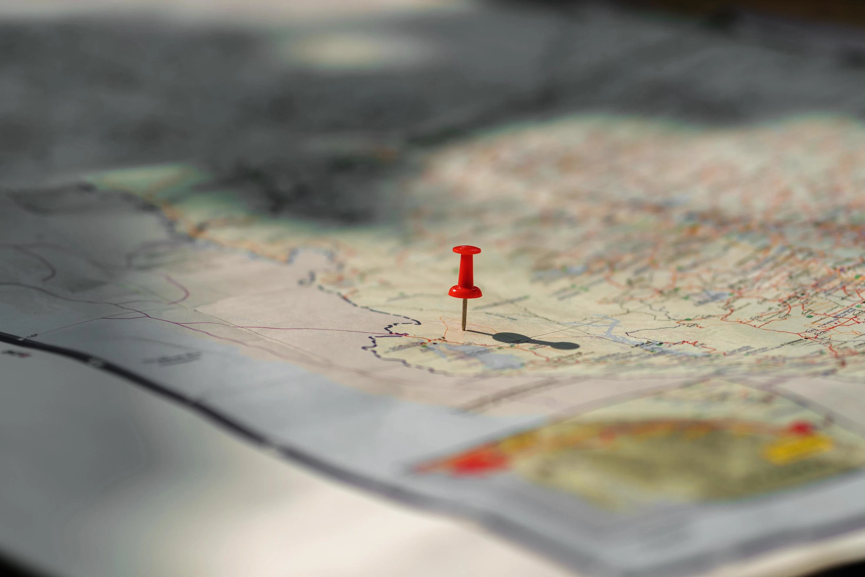 Pinn auf Karte als Symbol für Zielsetzung im Change Management