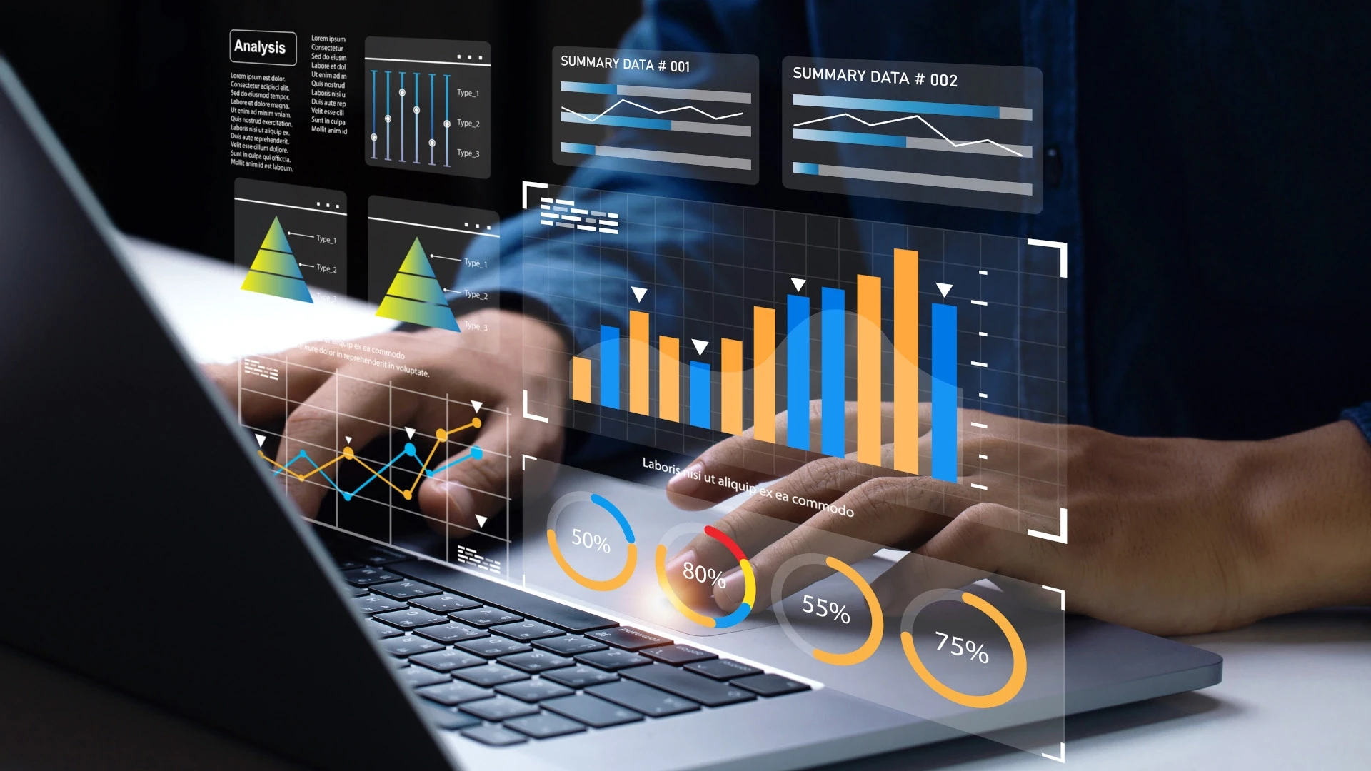 Mitarbeiter arbeitet am Laptop mit Systemen am Change Monitoring
