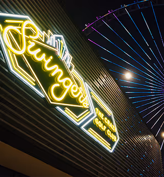 سوينجرز دبي - طعام شهي وميني جولف مثيرة