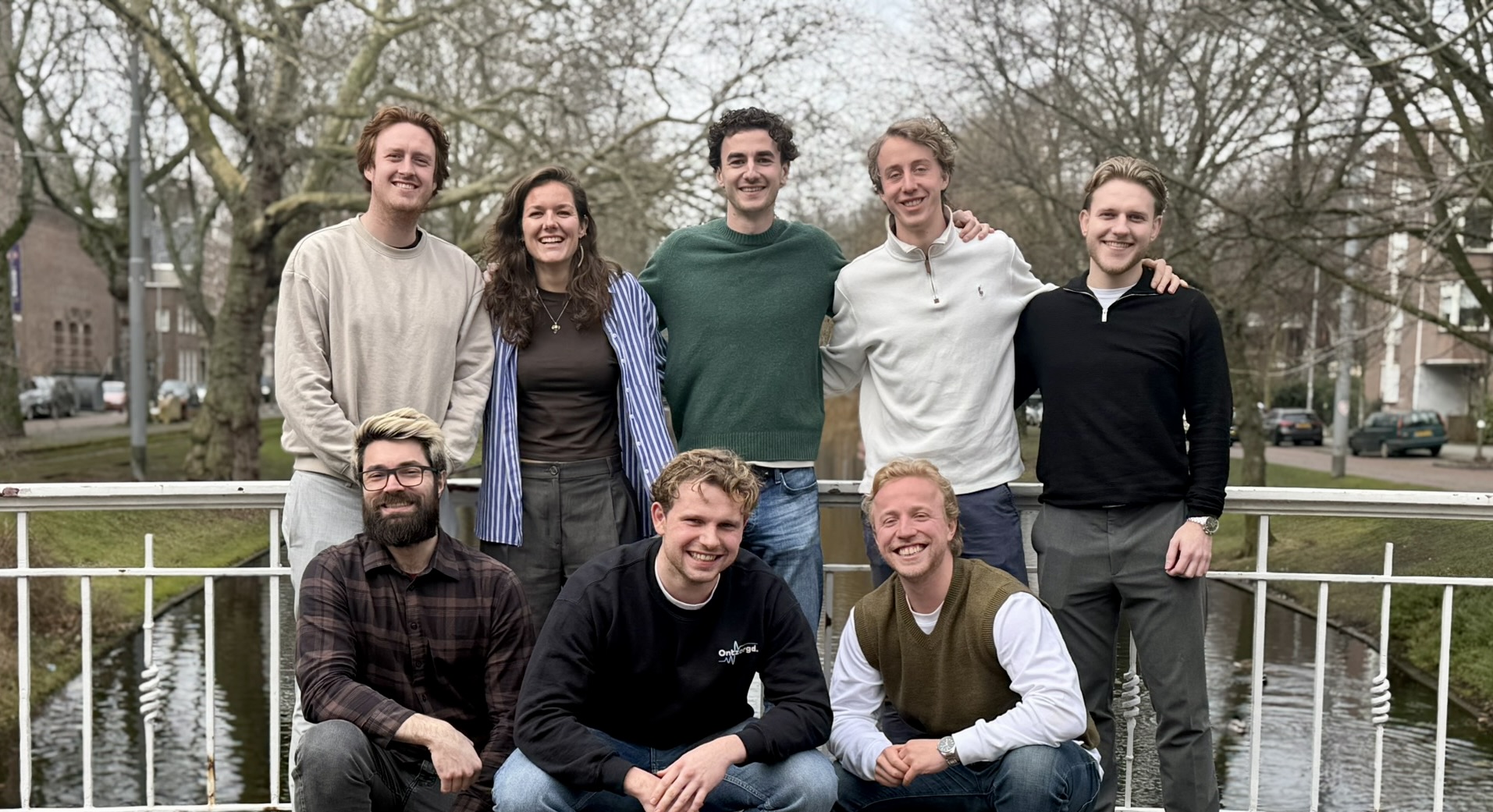 8 teamleden van Ontzorgd kijken naar voren