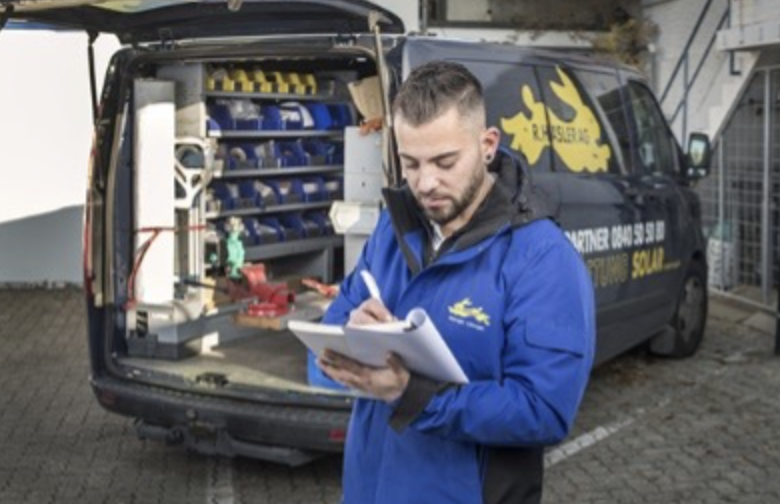 Servicemonteur Marcello Thoma: sein Lieferwagen ist mit autoSense ausgestattet