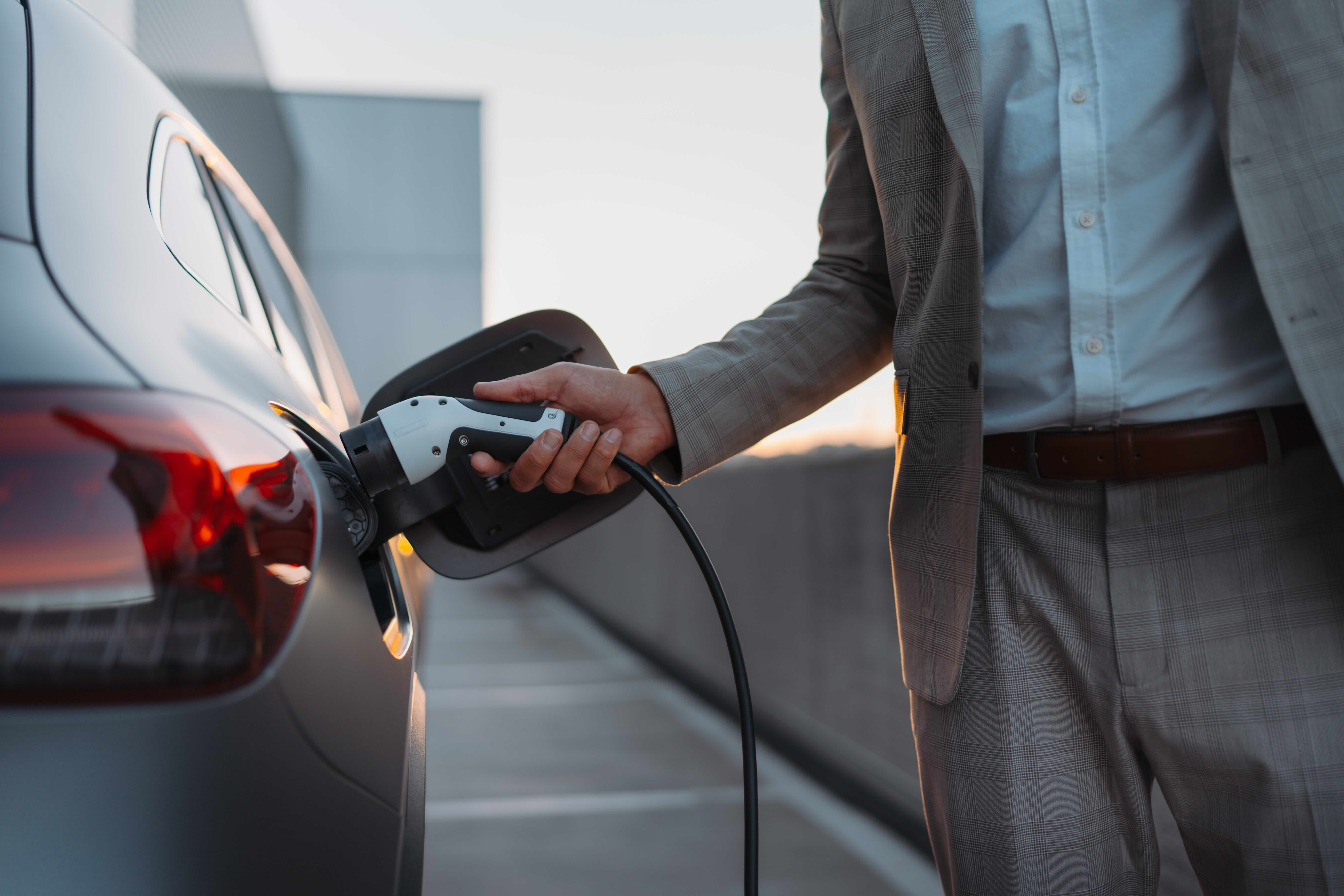 autoSense chargeON Nutzer beim Laden zu Hause