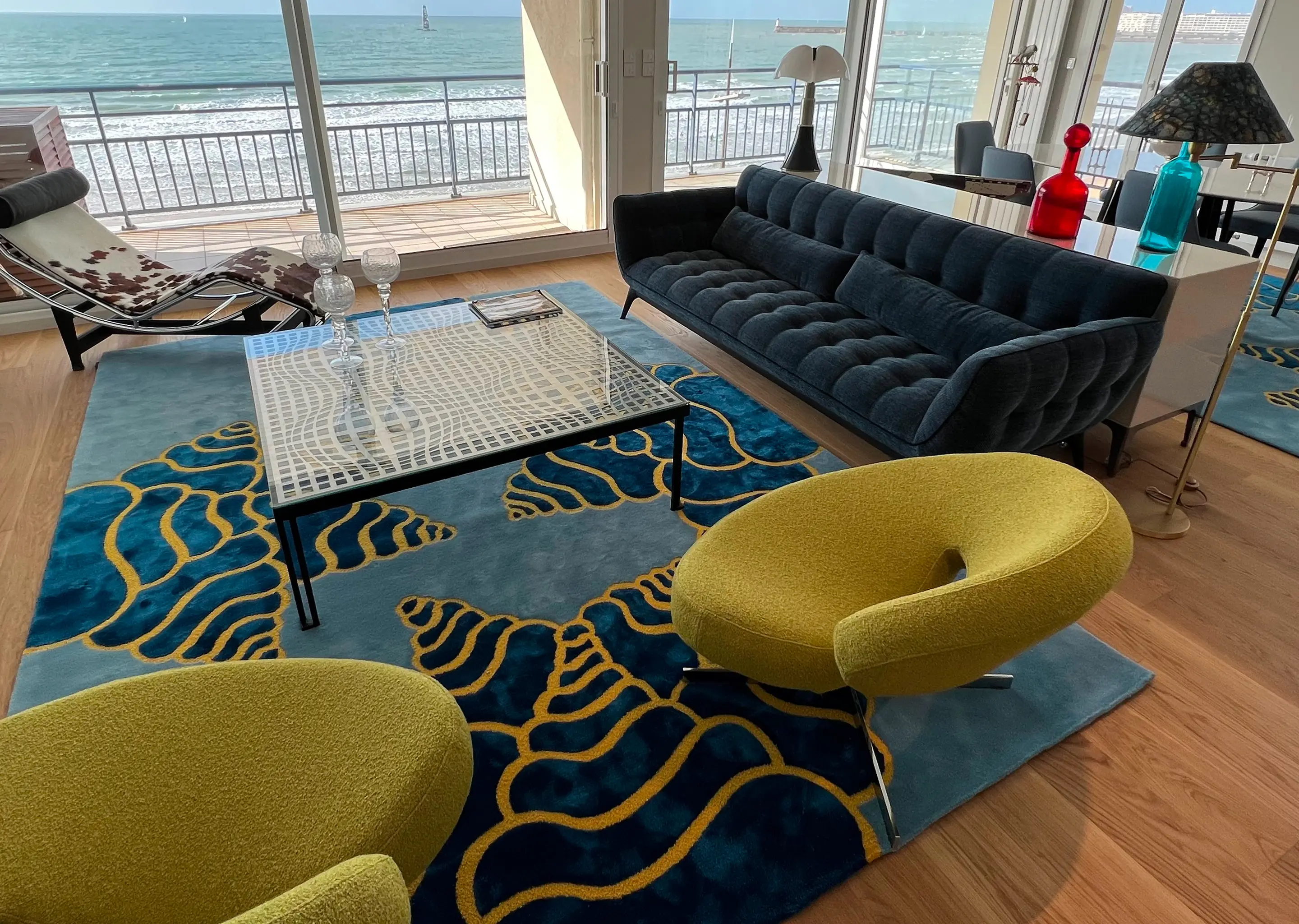 Un appartement avec un tapis de Bérangère Guénant