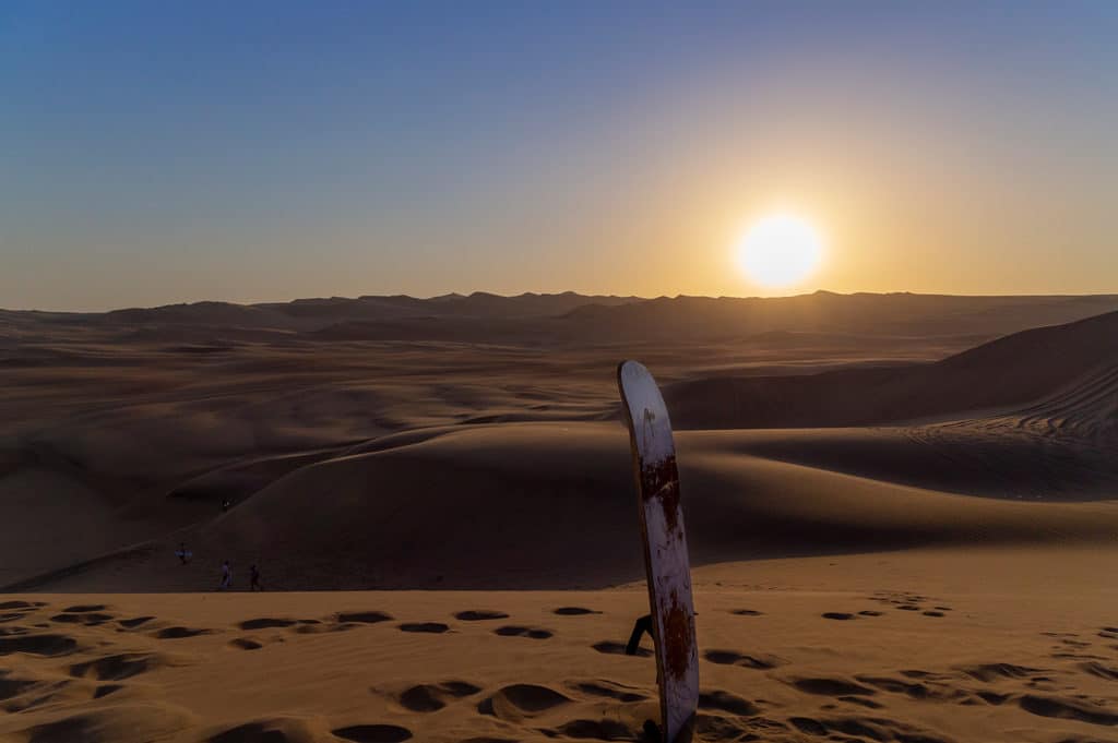 Sandboard au coucher de soleil sur les dunes de Huacachina