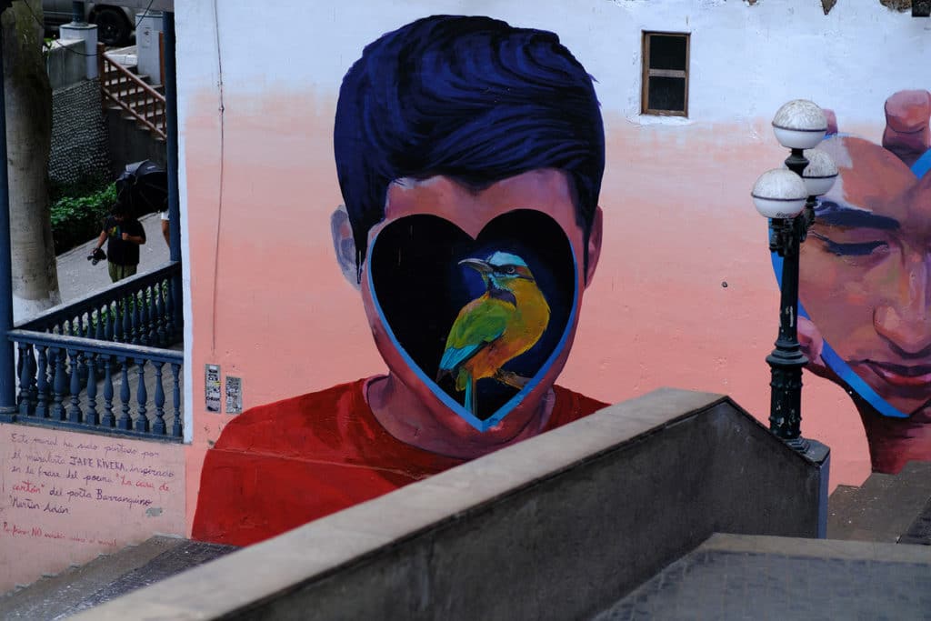 Rue colorée du quartier bohème de Barranco à Lima, célèbre pour ses fresques et cafés artistiques.