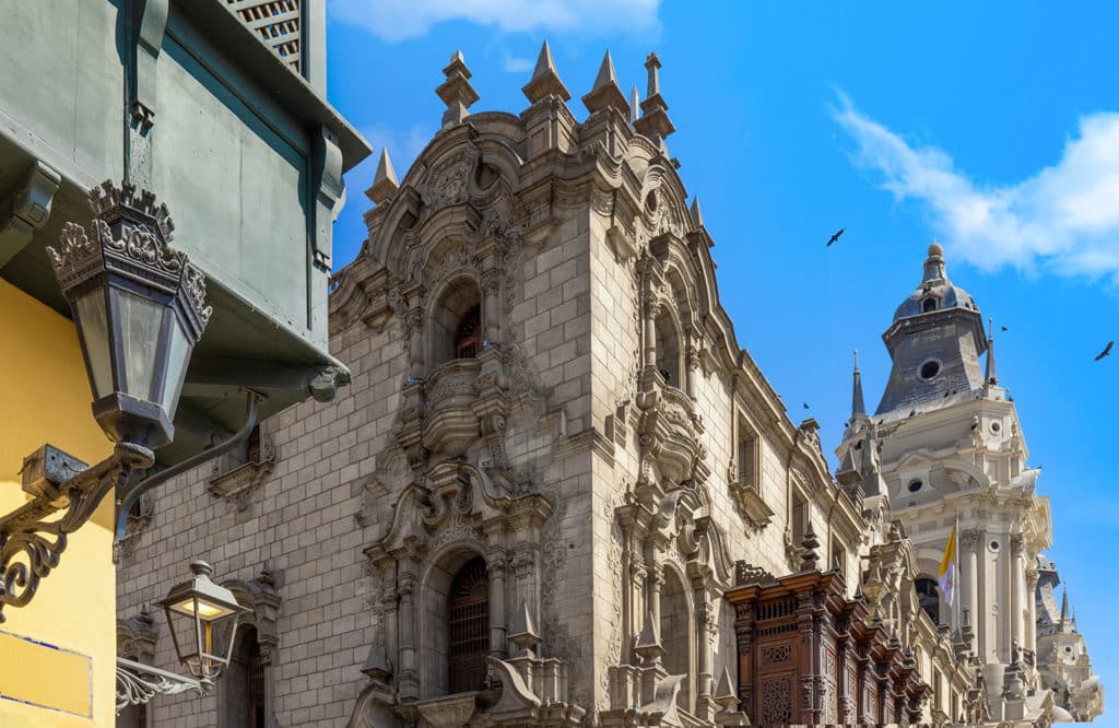   Plaza Mayor de Lima avec la cathédrale.
