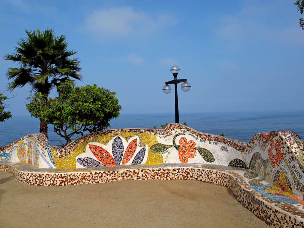 Vue panoramique de la côte Pacifique depuis le quartier de Miraflores à Lima, Pérou.
