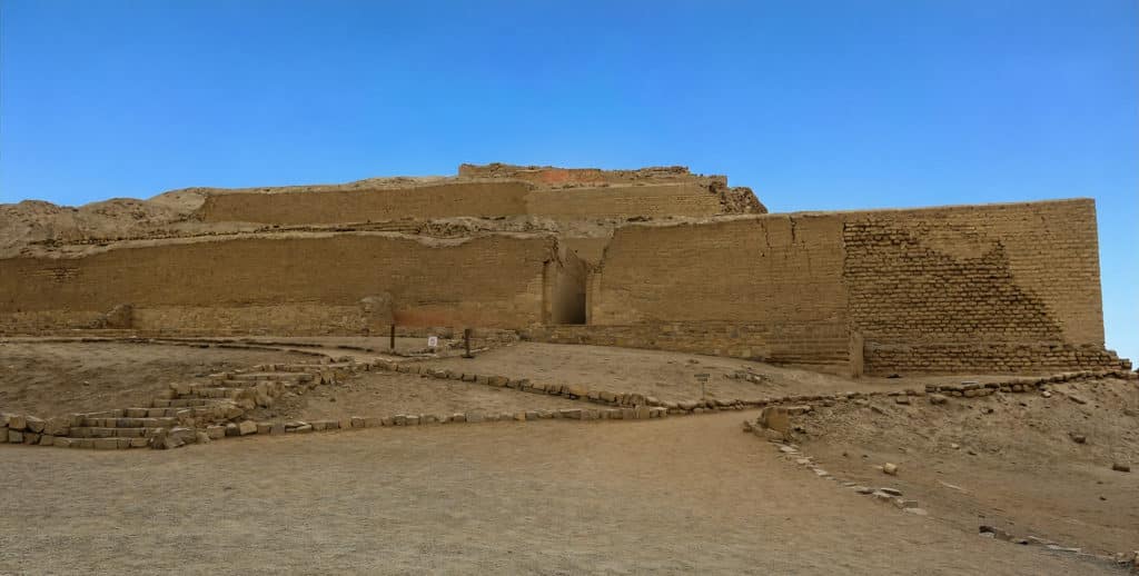 Temples et pyramides en adobe du site archéologique de Pachacamac, sur la côte pacifique près de Lima.