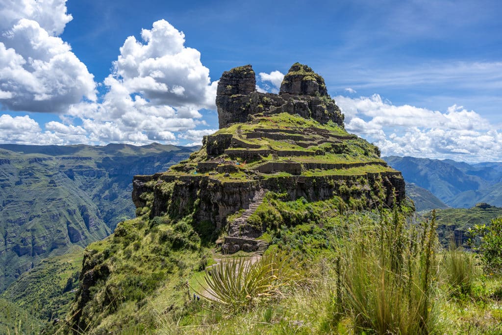 Forteresse inca de Waqrapukara dominant le canyon de l’Apurímac, site archéologique isolé des Andes péruviennes.
