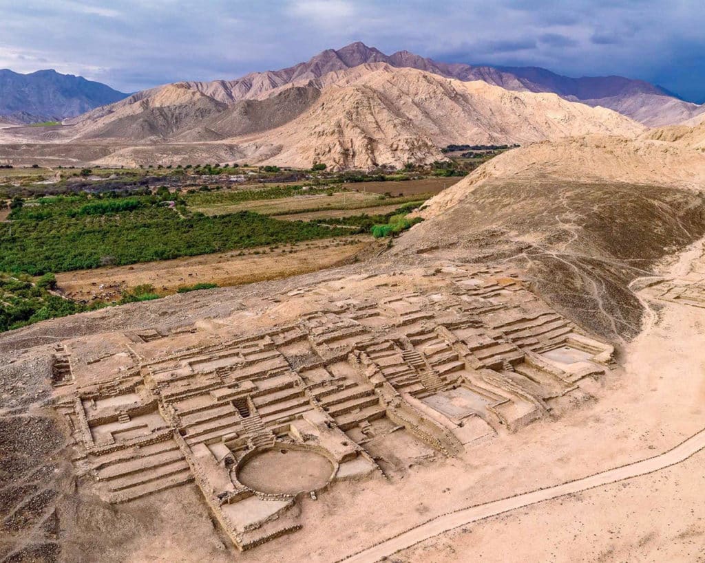 Pyramides millénaires de la cité sacrée de Caral dans la vallée de Supe, plus ancienne civilisation d’Amérique du Sud.