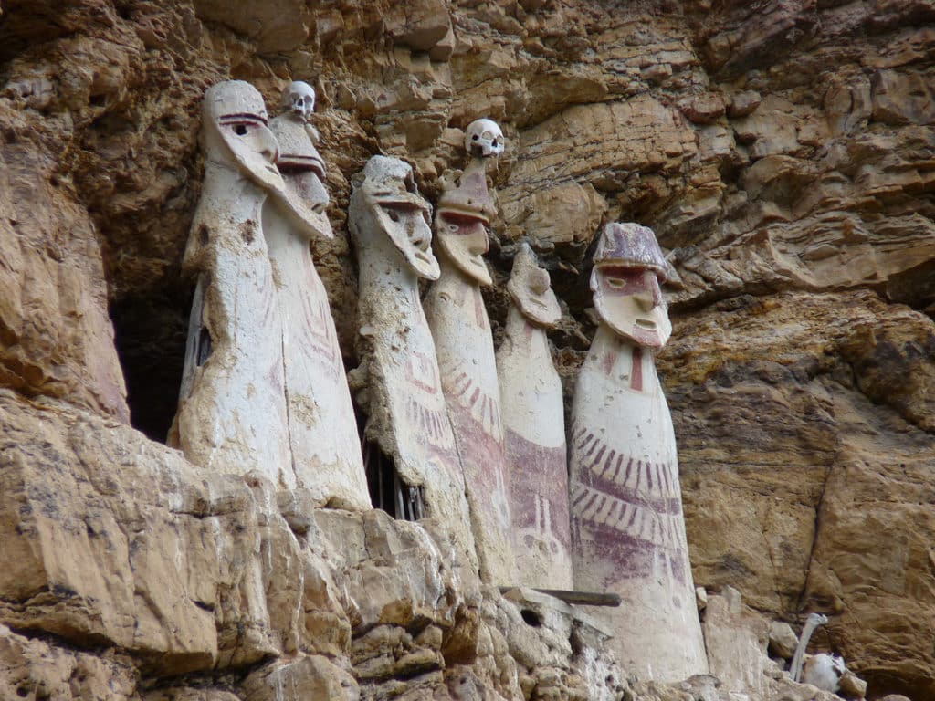 Sarcophages de Karajia suspendus à une falaise, tombes précolombiennes de la civilisation Chachapoya.
