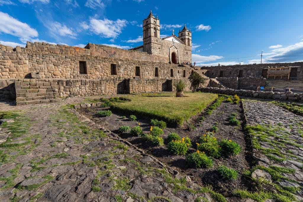 Église coloniale de Vilcashuamán construite sur les fondations d’un ancien temple inca, région d’Ayacucho.