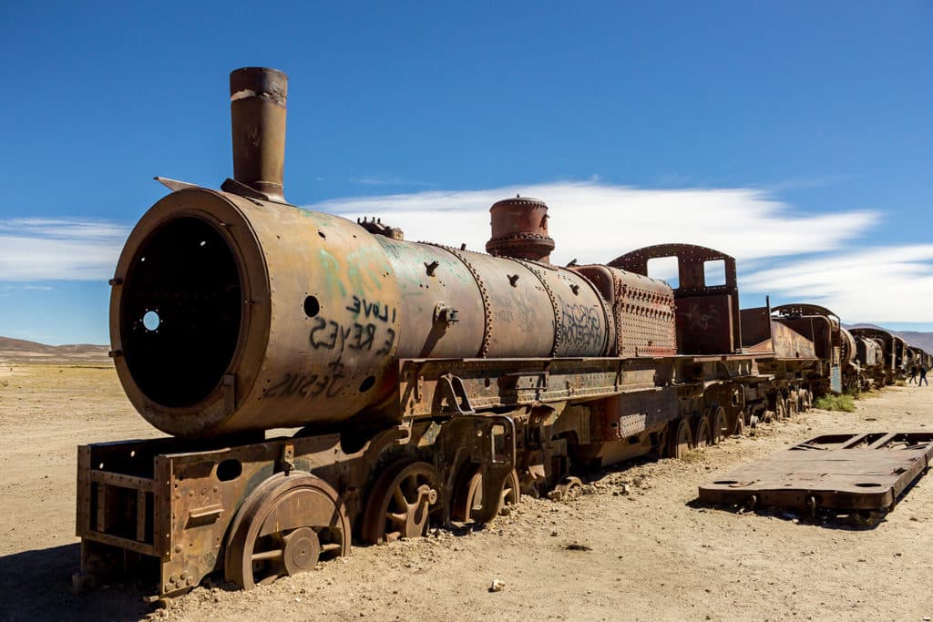 Vieux trains abandonnés dans le désert d’Uyuni, site iconique avant la visite du salar.