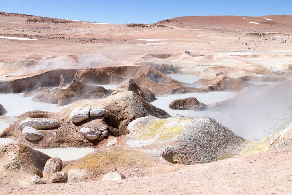 Champ géothermique de Sol de Mañana, fumerolles et marmites de boue bouillonnante à plus de 4 800 mètres d’altitude.