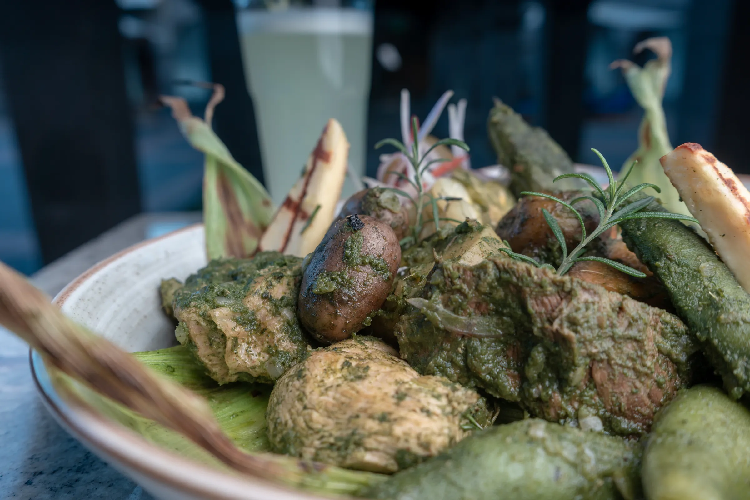Pachamanca servie : alpaga, pommes de terre andines, humita et herbes aromatiques