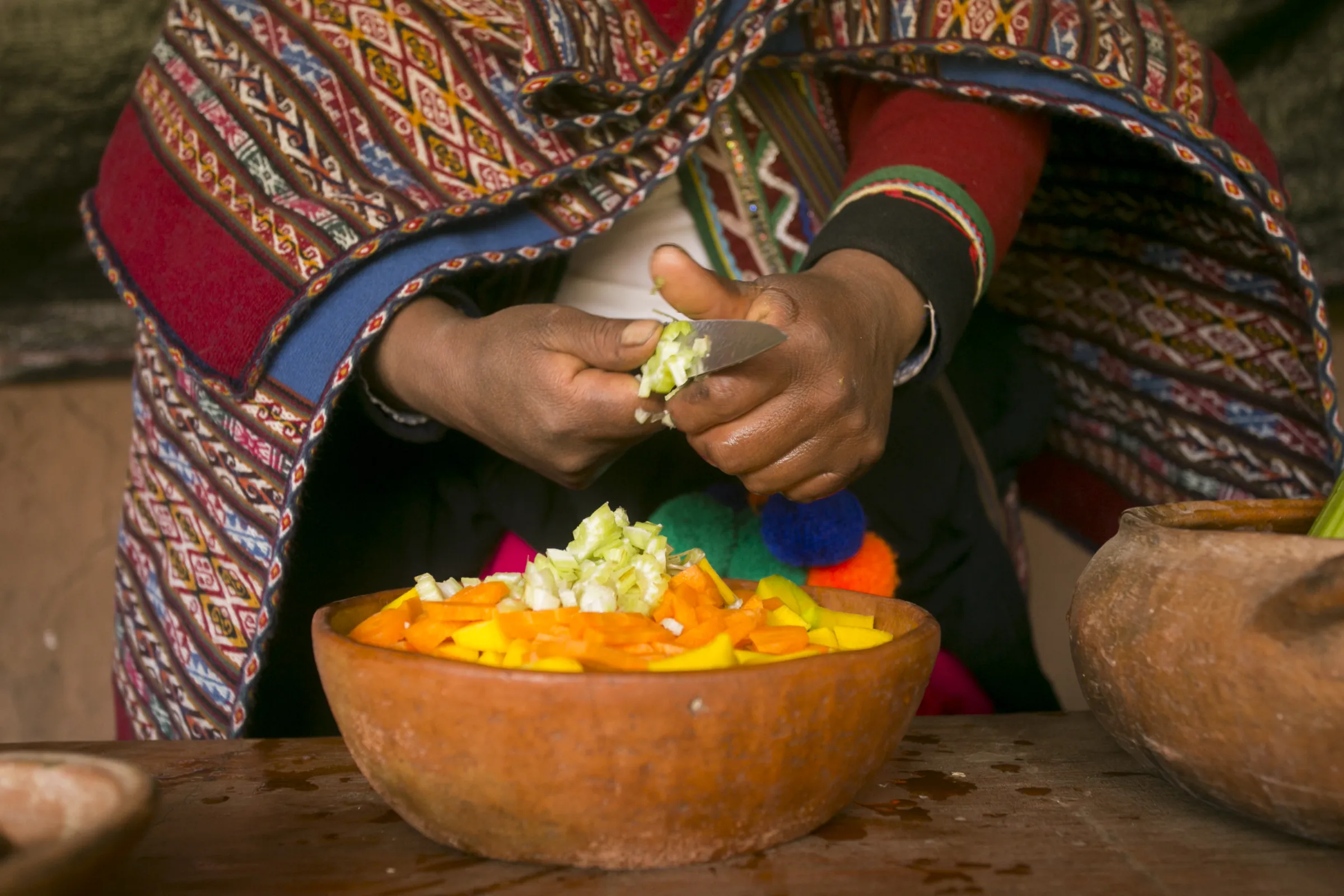 Préparation des légumes dans une cuisine quechua avant la pachamanca