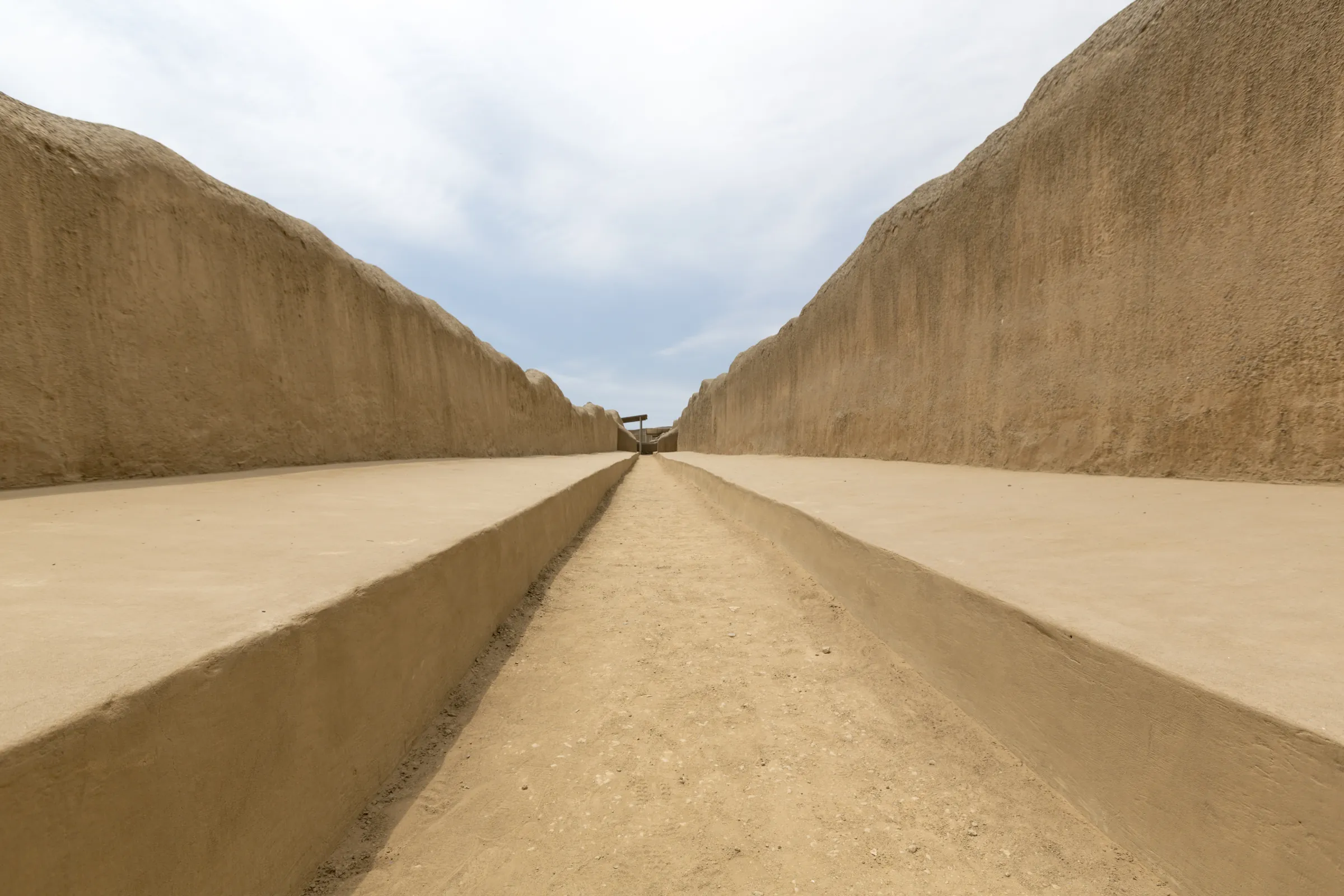 Couloirs en adobe de la cité chimú de Chan Chan, près de Trujillo