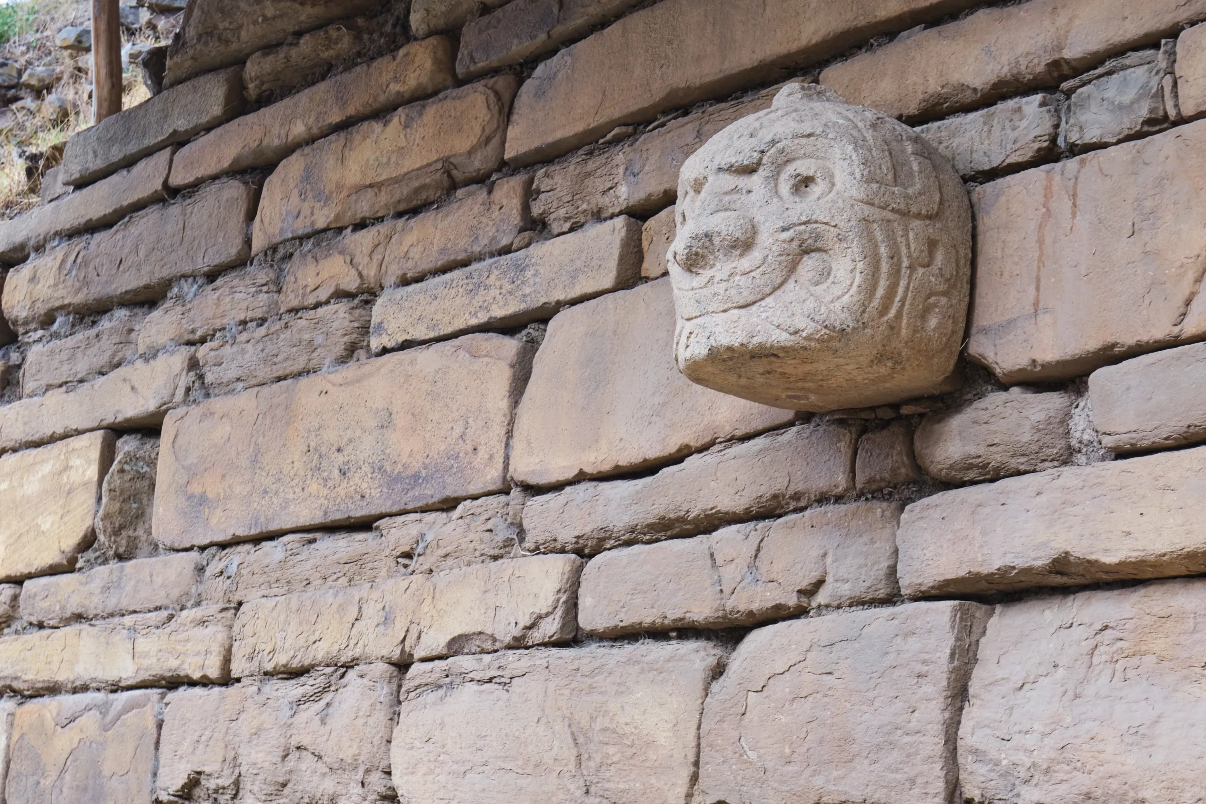 Tête clavée en pierre sur le mur du temple de Chavín de Huántar, région d’Áncash