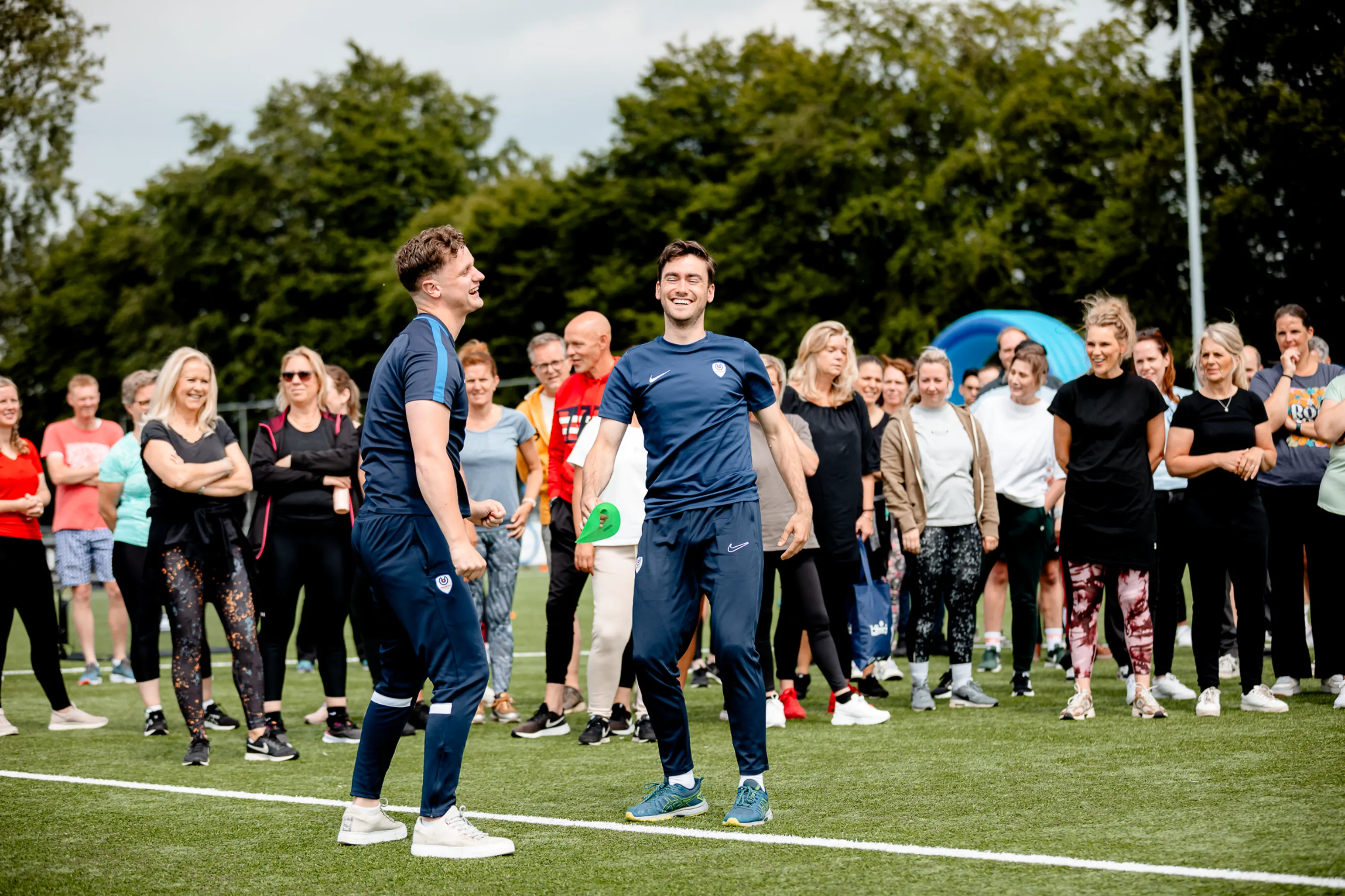 De basis van elke sportieve ontwikkeling is plezier. Zonder plezier geen motivatie. Zonder motivatie geen betrokkenheid. Zonder betrokkenheid geen groei. Plezier opent het leerklimaat.