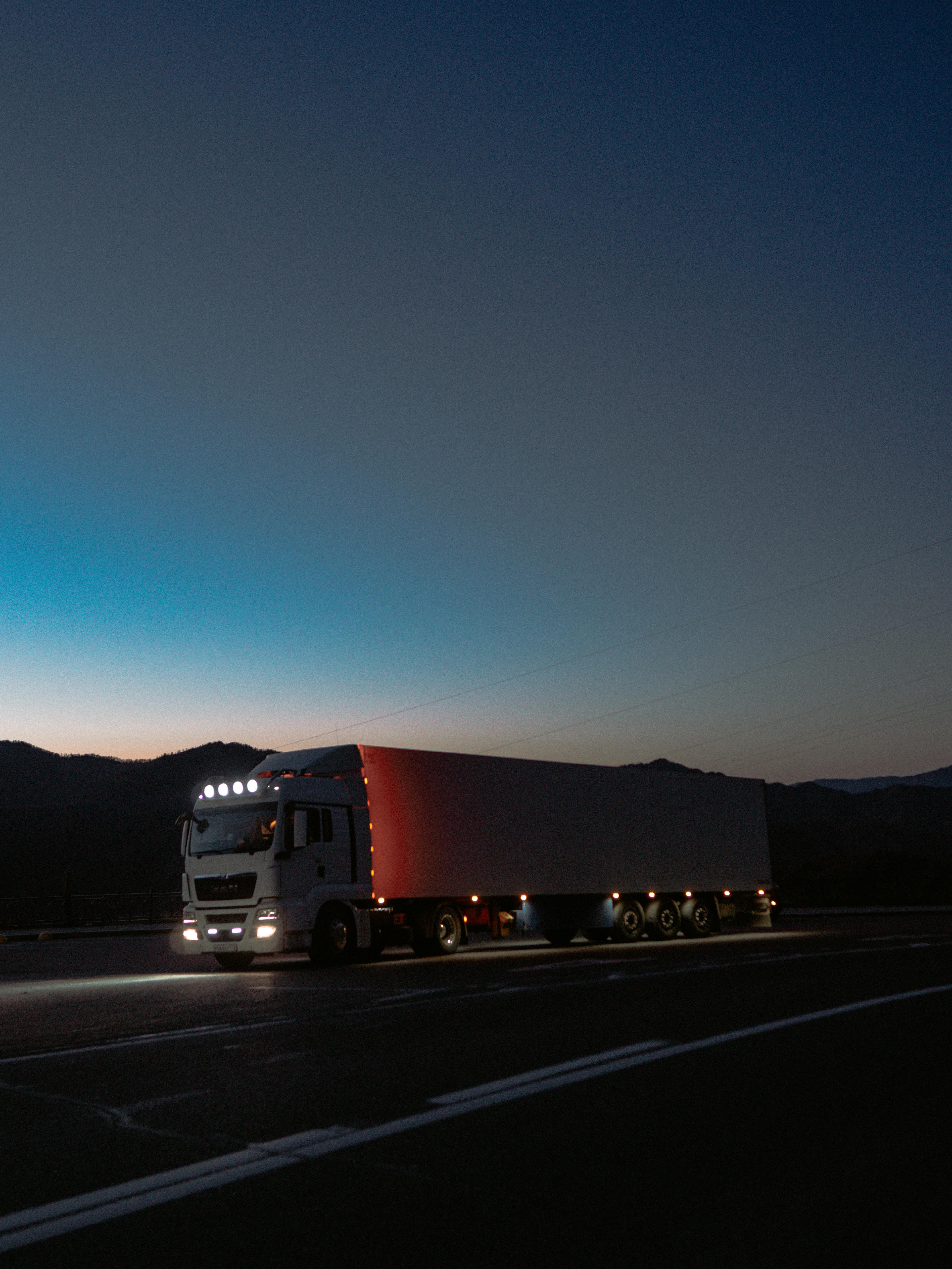 Brille auf Laptop vor unscharfem Bildschirm mit Programmiercode und Benutzeroberflächen.