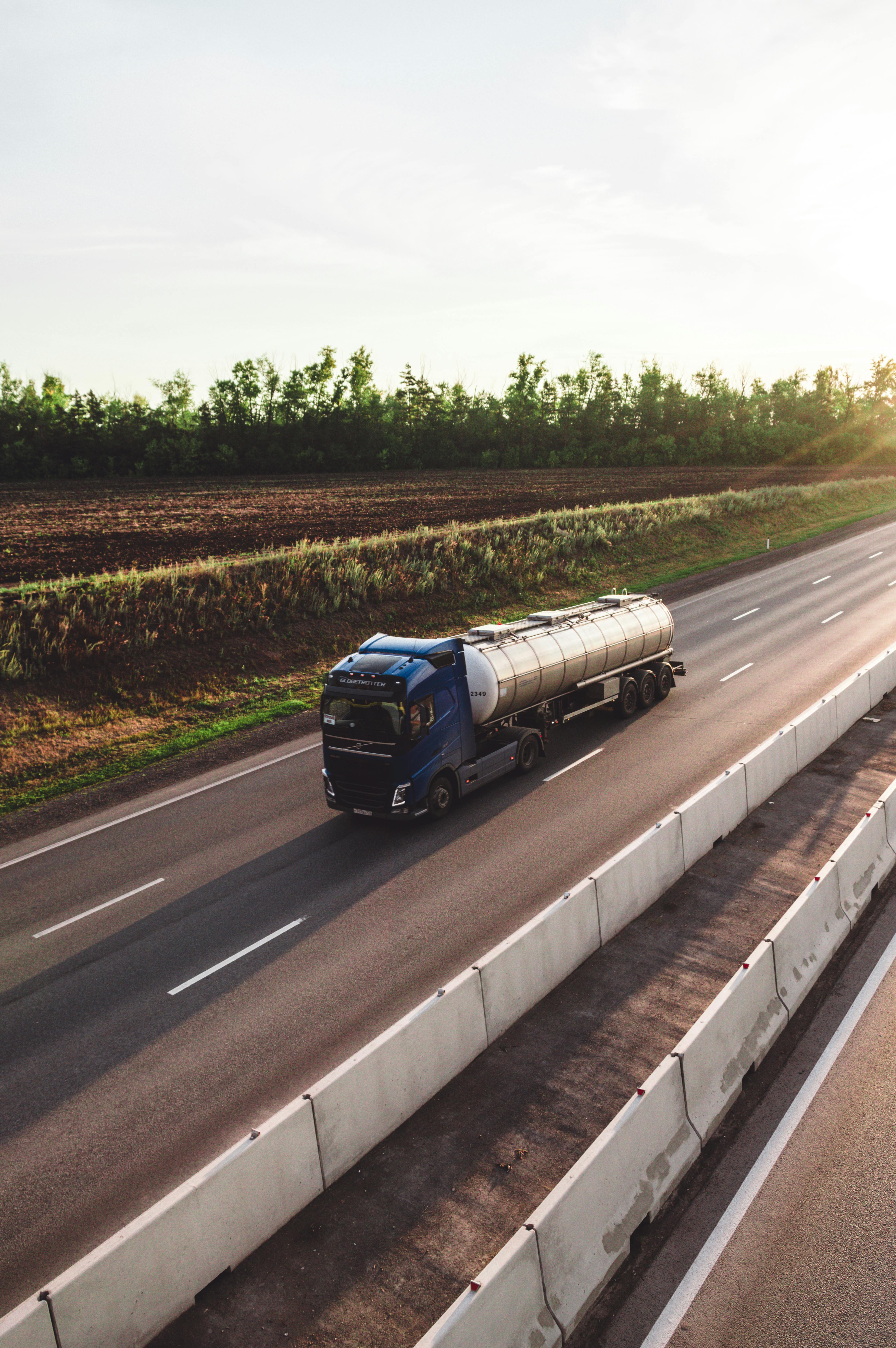 Unscharfer Computerbildschirm mit Programmiercode, klar sichtbar durch die Gläser einer Brille.