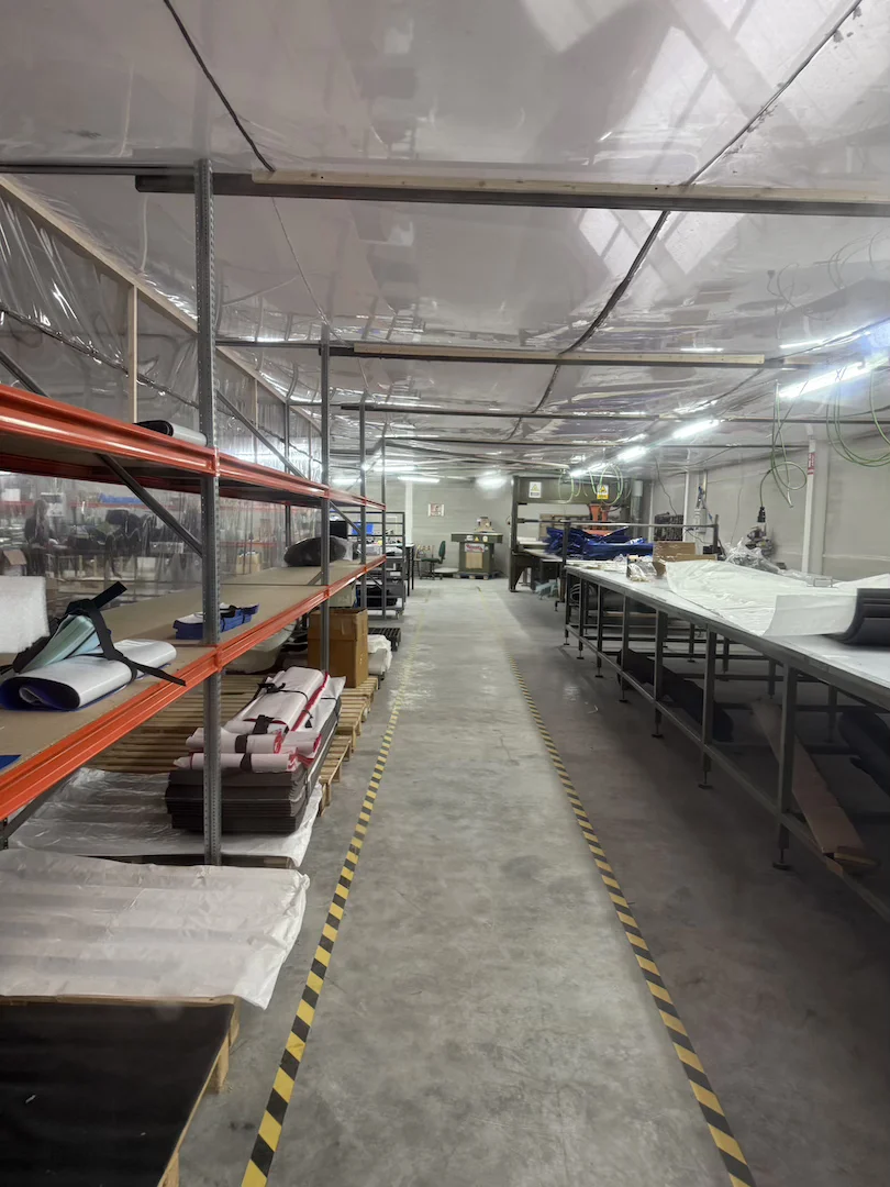 Área de producción organizada para fabricación de mochilas y textiles técnicos industriales