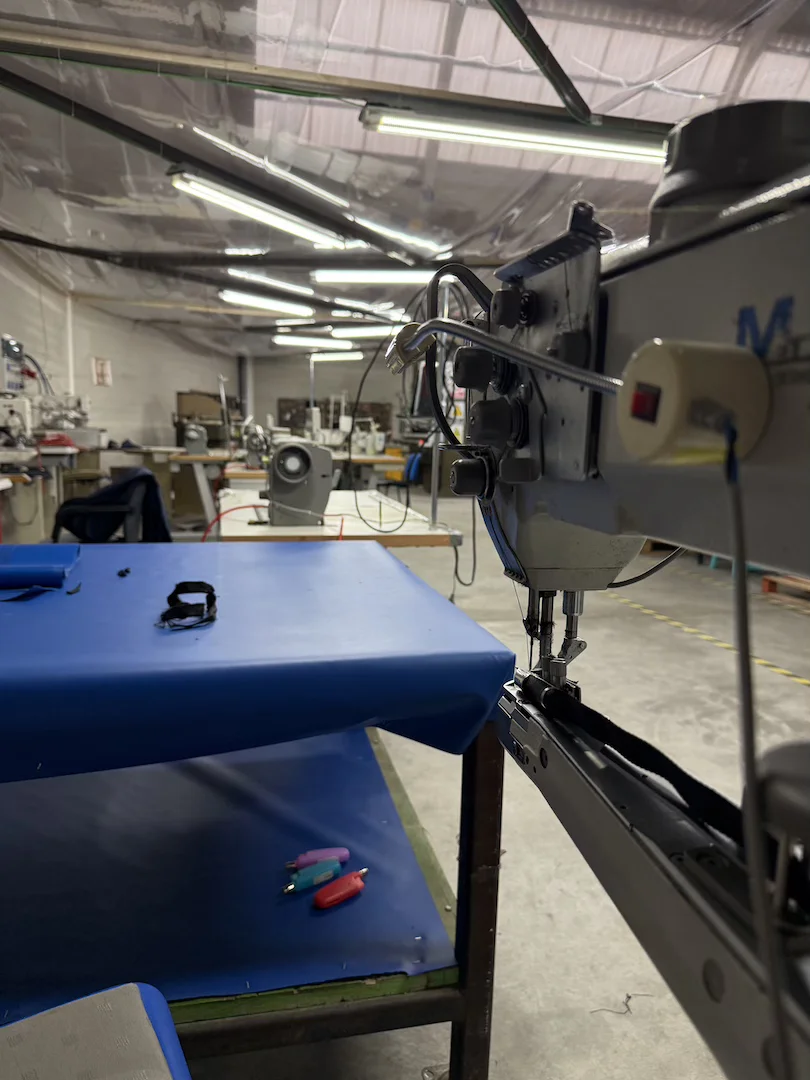 Maquinaria industrial para confección de mochilas y soluciones textiles técnicas de alta resistencia