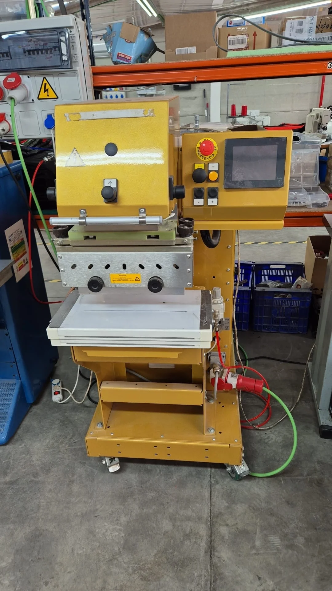 Equipo técnico de Yorklay en proceso de soldadura de alta frecuencia