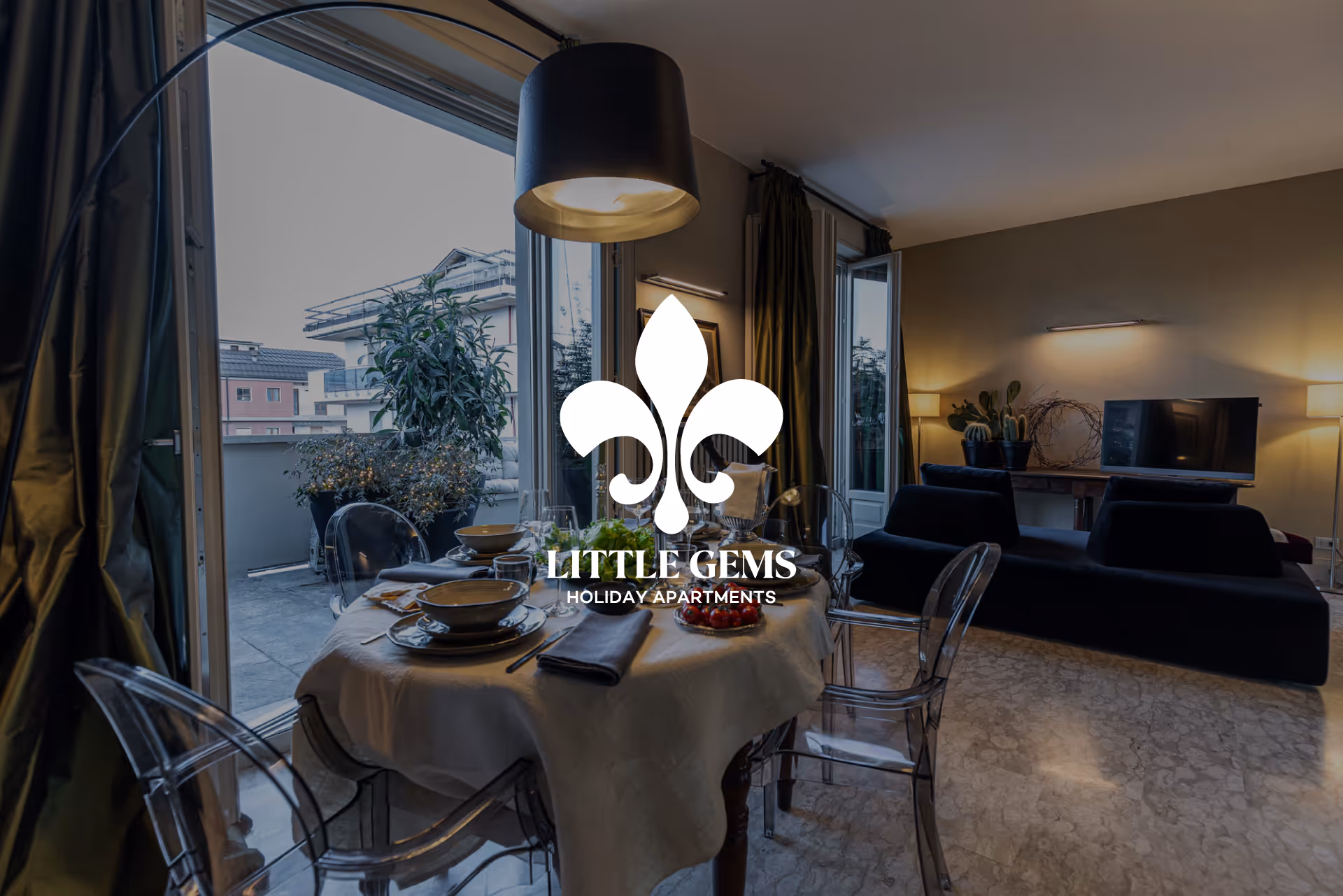 Modernes Apartment-Interieur mit Esstisch, Wohnbereich und Balkonblick auf Stadt