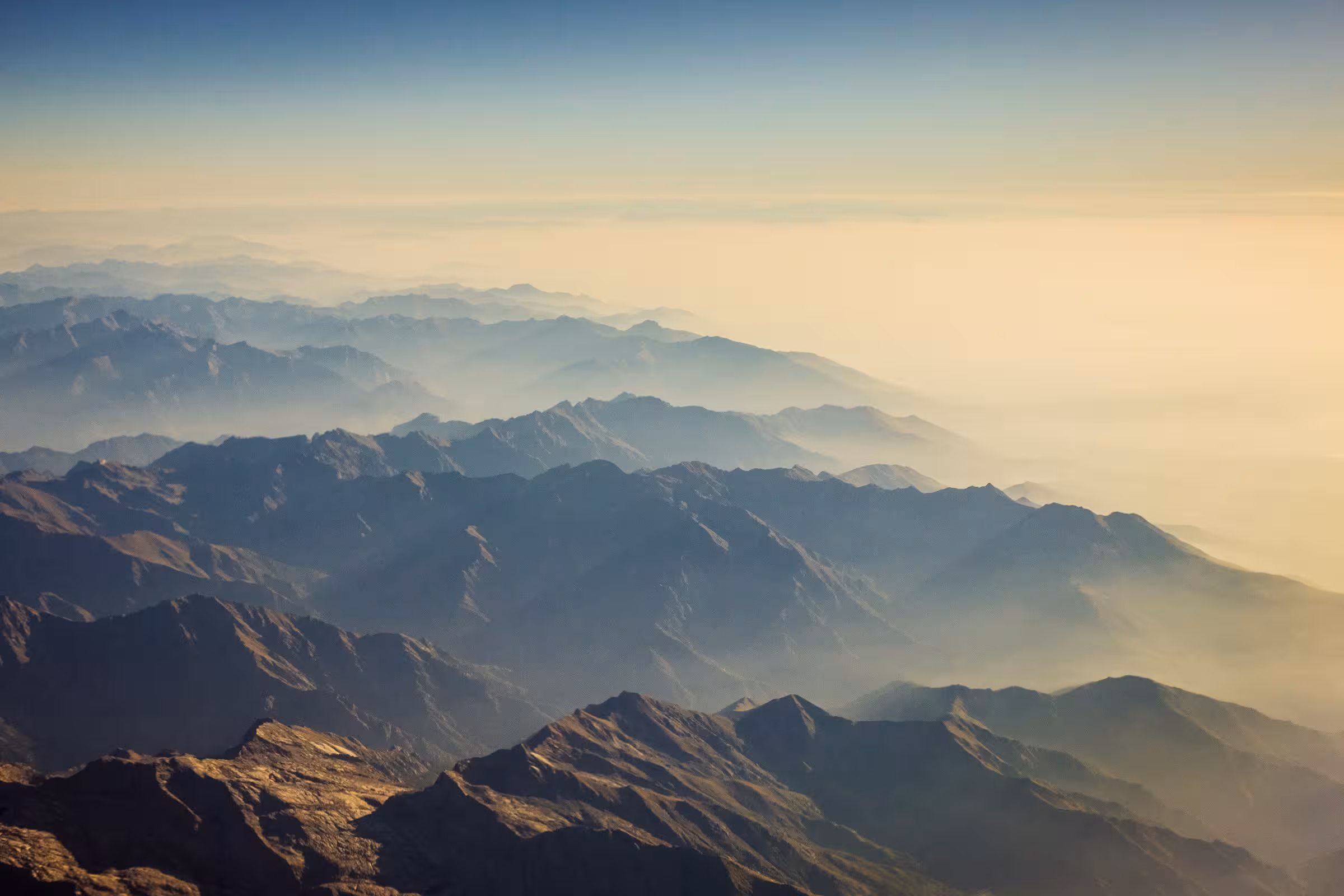 Attività per tutti in Valle d'Aosta: trekking al Gran Paradiso, visita ai castelli medievali, rafting in Dora Baltea, tour in seggiovia e degustazioni nei mercati locali.