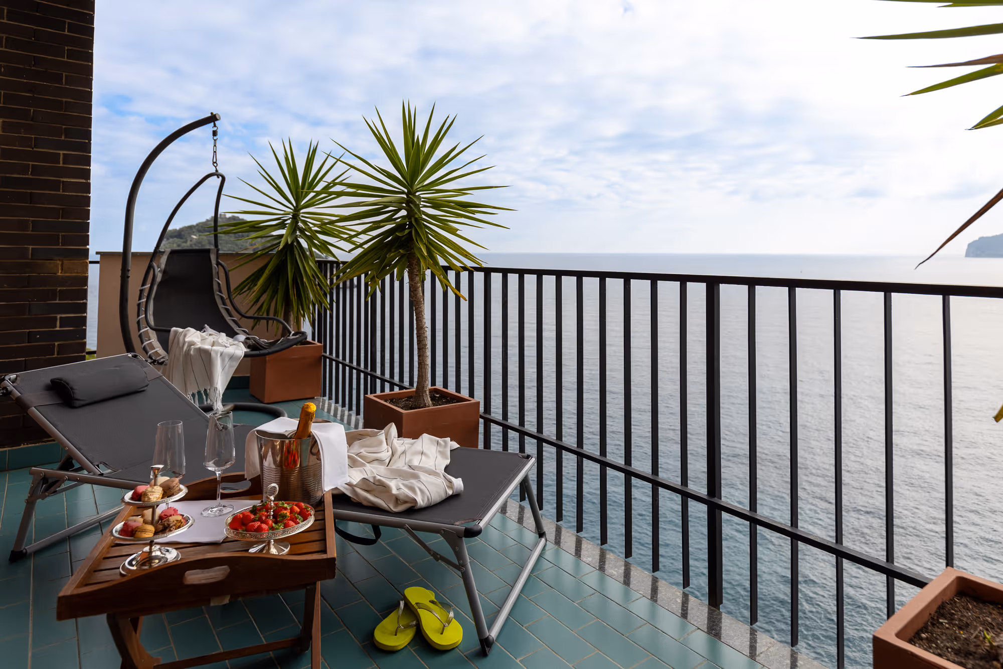 Holidays in the municipality of Bergeggi (SV), famous for its nature reserve, transparent waters, and peaceful seaside atmosphere.