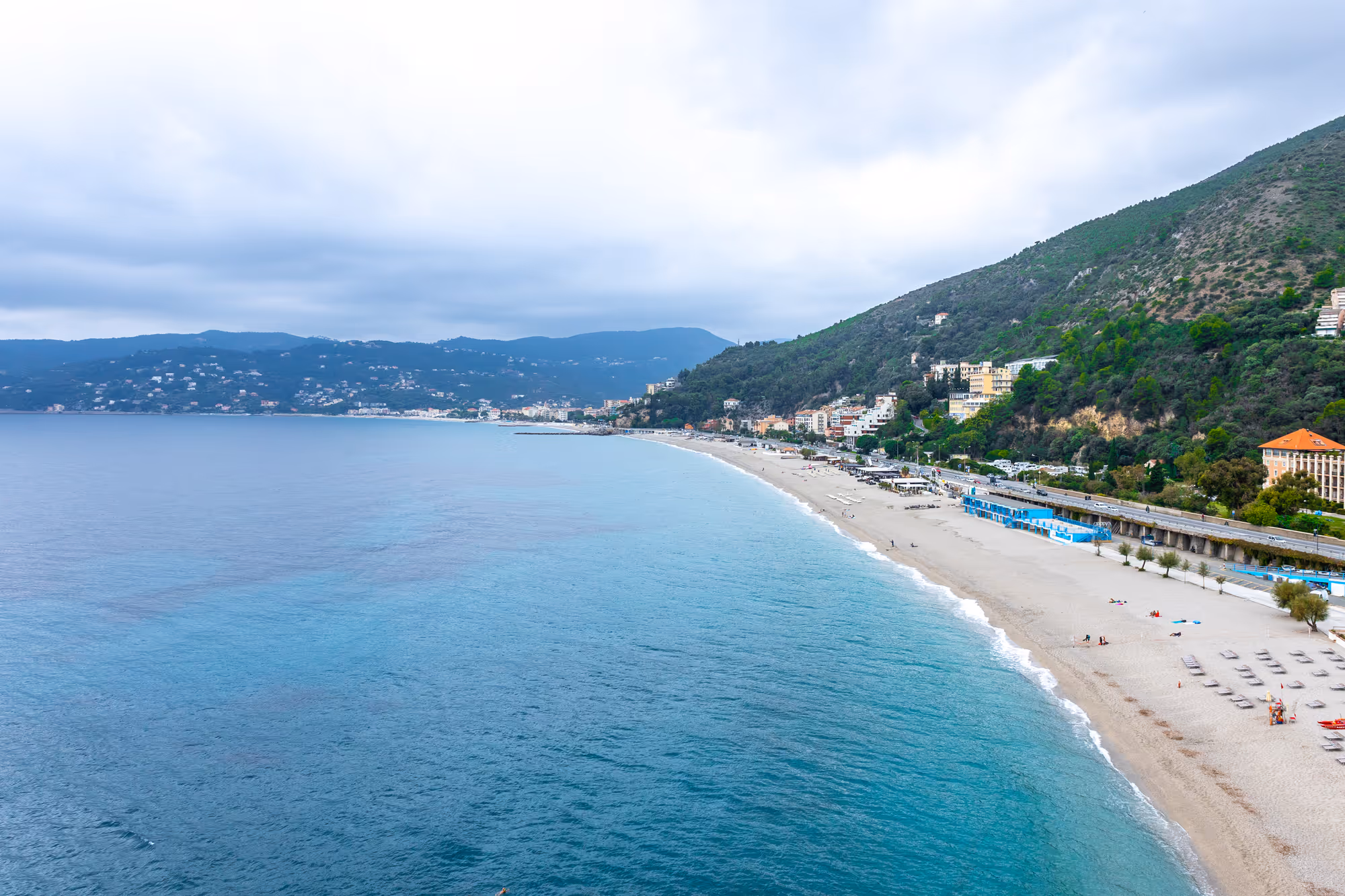 Guide to the beaches of Liguria: from long sandy stretches to hidden rocky coves, including the famous beaches of Cinque Terre and the Riviera.