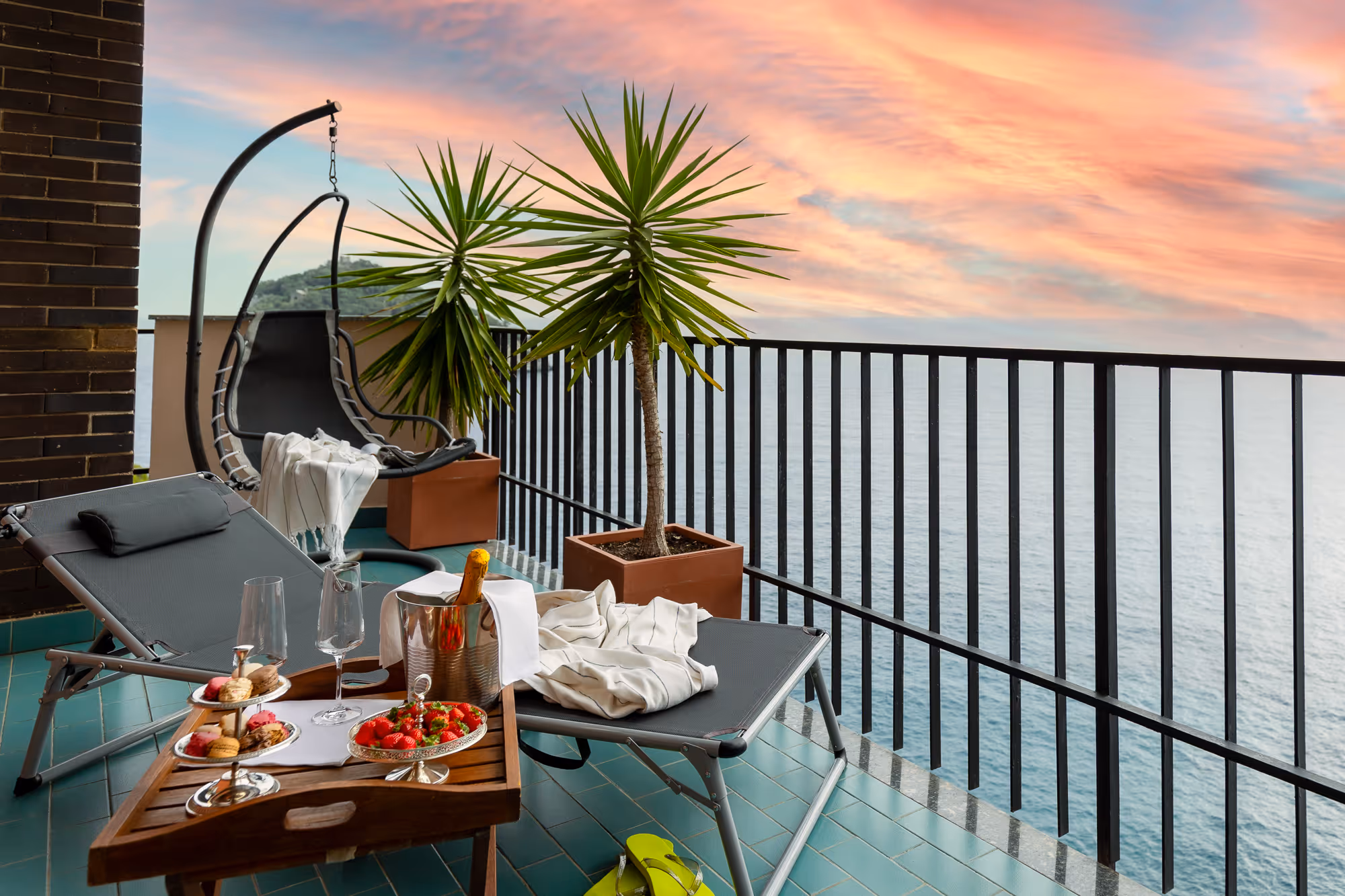 Romantic getaways in Liguria, among medieval villages, sunsets over the sea, restaurants with a view, and intimate atmospheres along the Riviera.