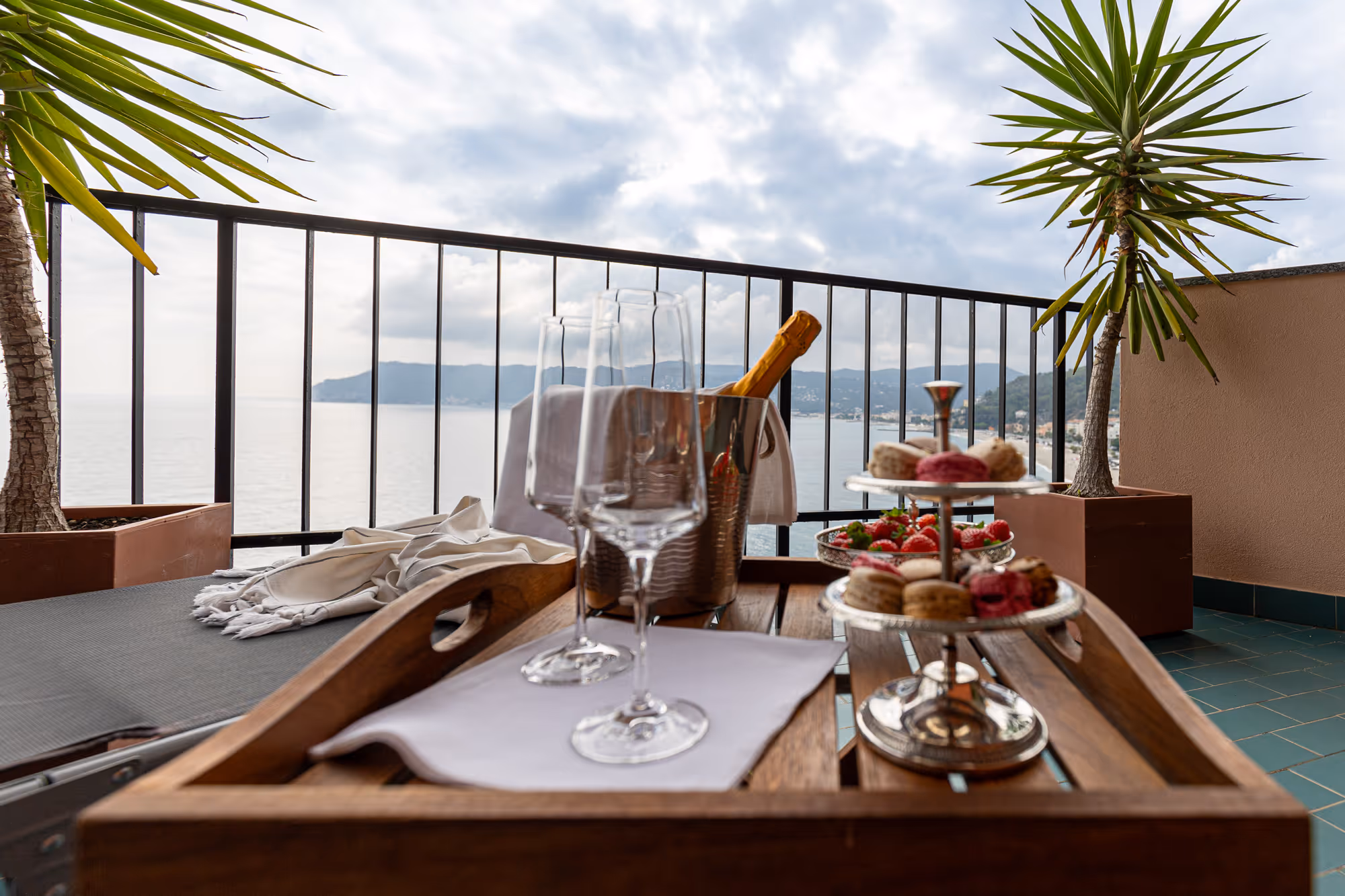 Holidays along the picturesque Ligurian coast, amidst colorful villages, coastal paths, and breathtaking Mediterranean views.