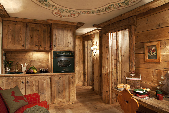 Chalet zur Miete oder zum Verkauf in Courmayeur: typische Unterkünfte aus Holz und Stein, mit warmer und gemütlicher Einrichtung, eingebettet in die Alpenlandschaft des Mont Blanc.