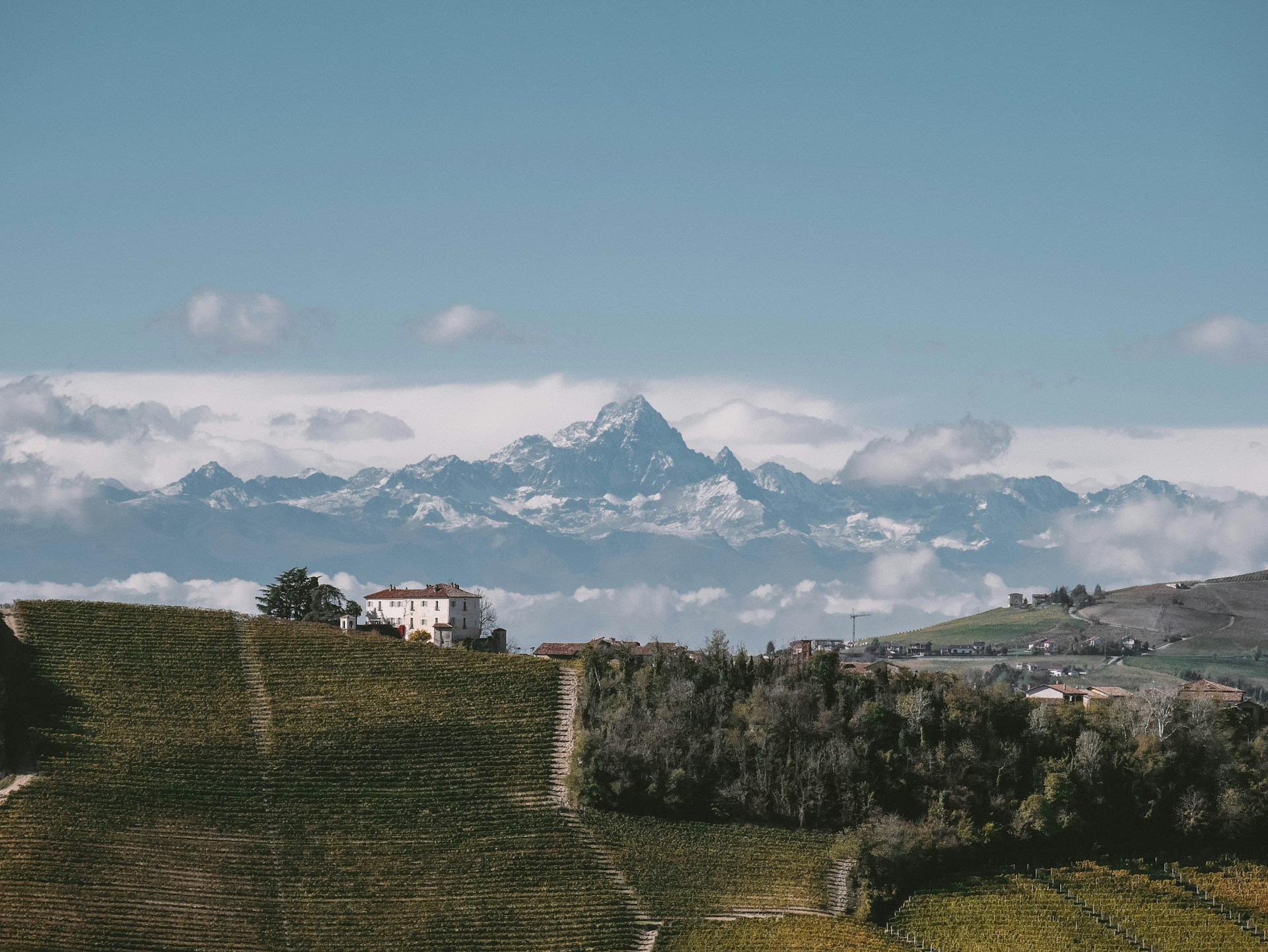 Vacanze a Cuneo, capoluogo della Granda: una città a misura d'uomo tra portici storici, mercati vivaci e facile accesso alle montagne e alle colline piemontesi.