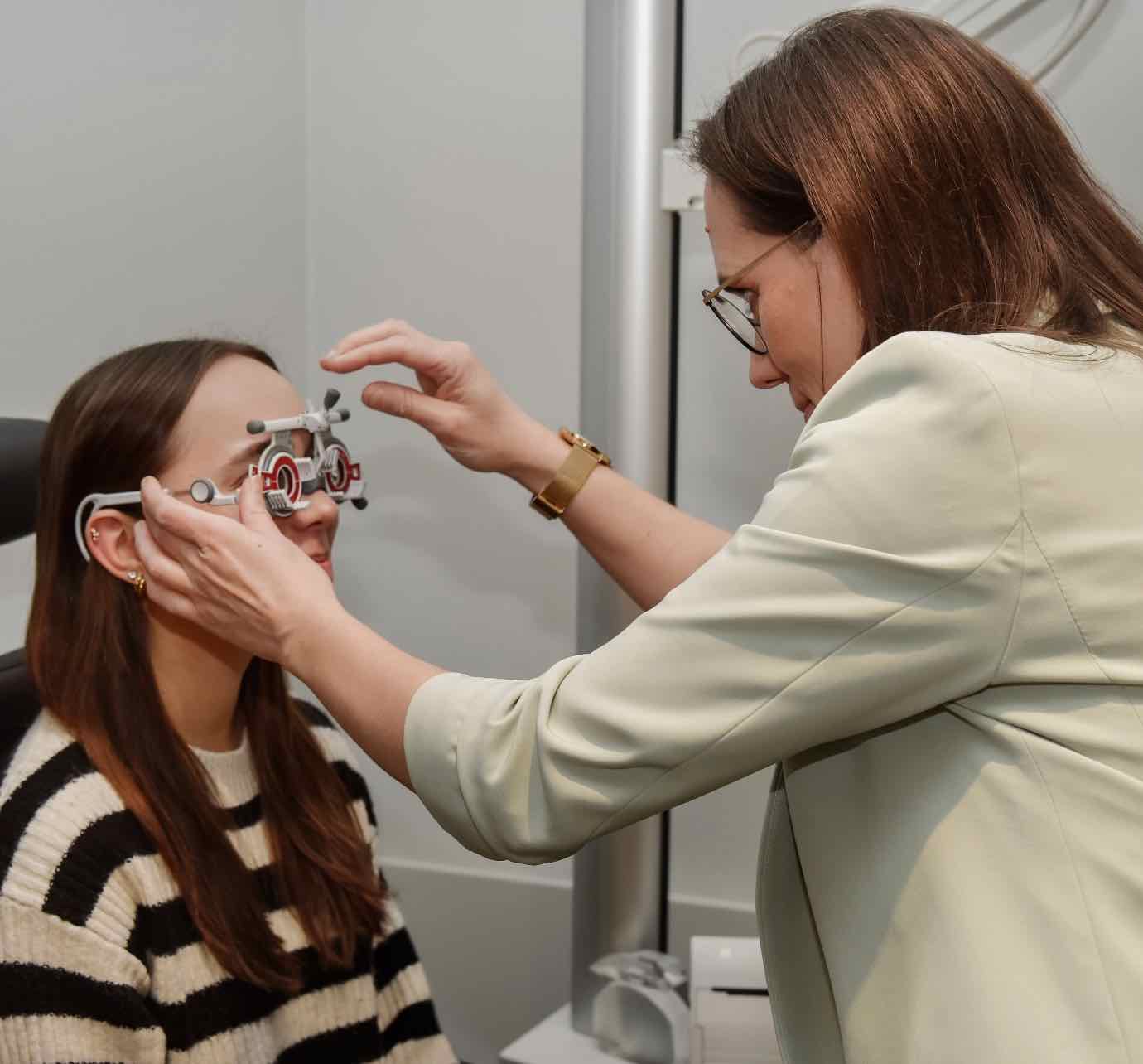 Die Augenoptikermeisterin Saskia Kaltenbach ist Expertin in Sachen Messtechnik. Sie justiert mit geschickten Handgriffen das Messgerät bei einer Kundin.