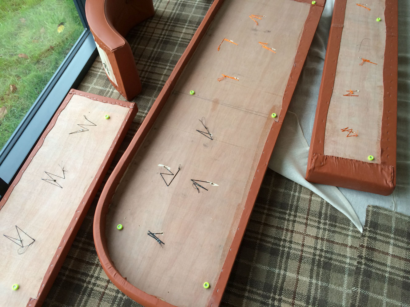 Button-fix Buttons on a seat cushion