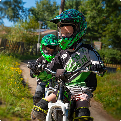 Blij kind crossend op kinderbaan