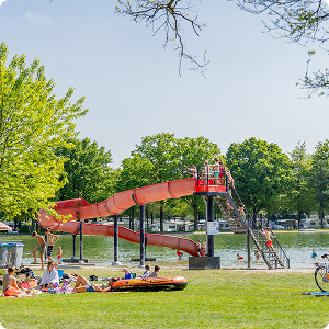 Glijbaan gelegen bij het strandbad
