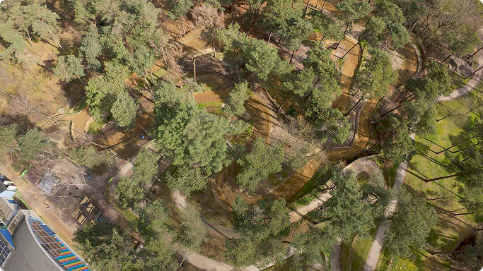 Buitenbaan cross in de bossen