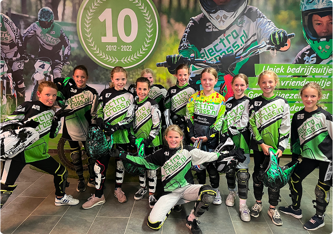 Blije kinderen die kindnerfeestje vieren