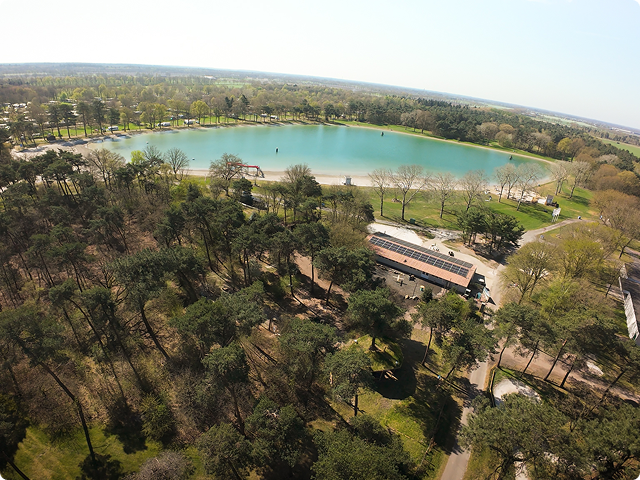 Bos met strandbad en horecamogelijkheid